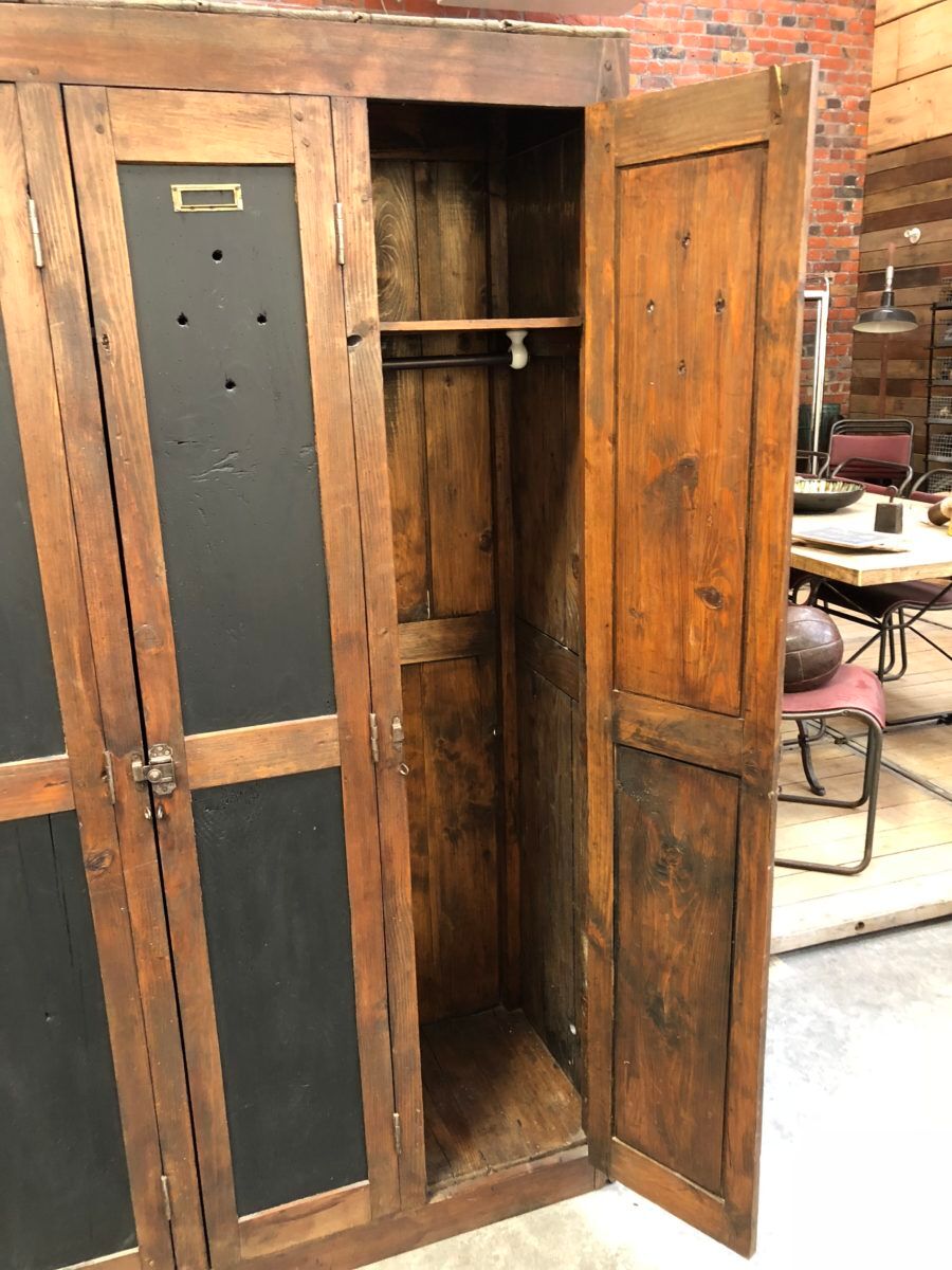 Ancien vestiaire d'usine en bois