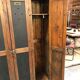 Ancien vestiaire d'usine en bois