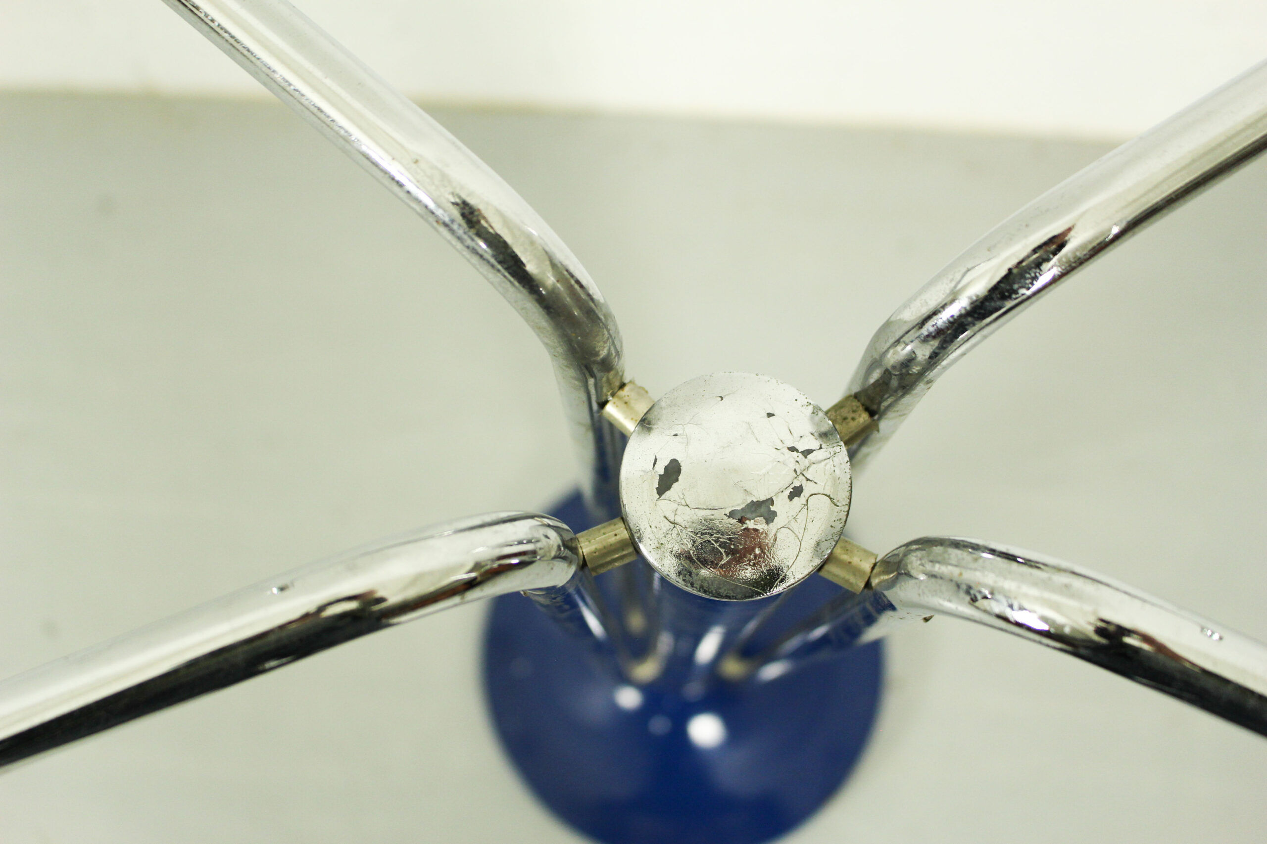 Console vintage chromée avec plateau en verre – design moderniste des années 1970