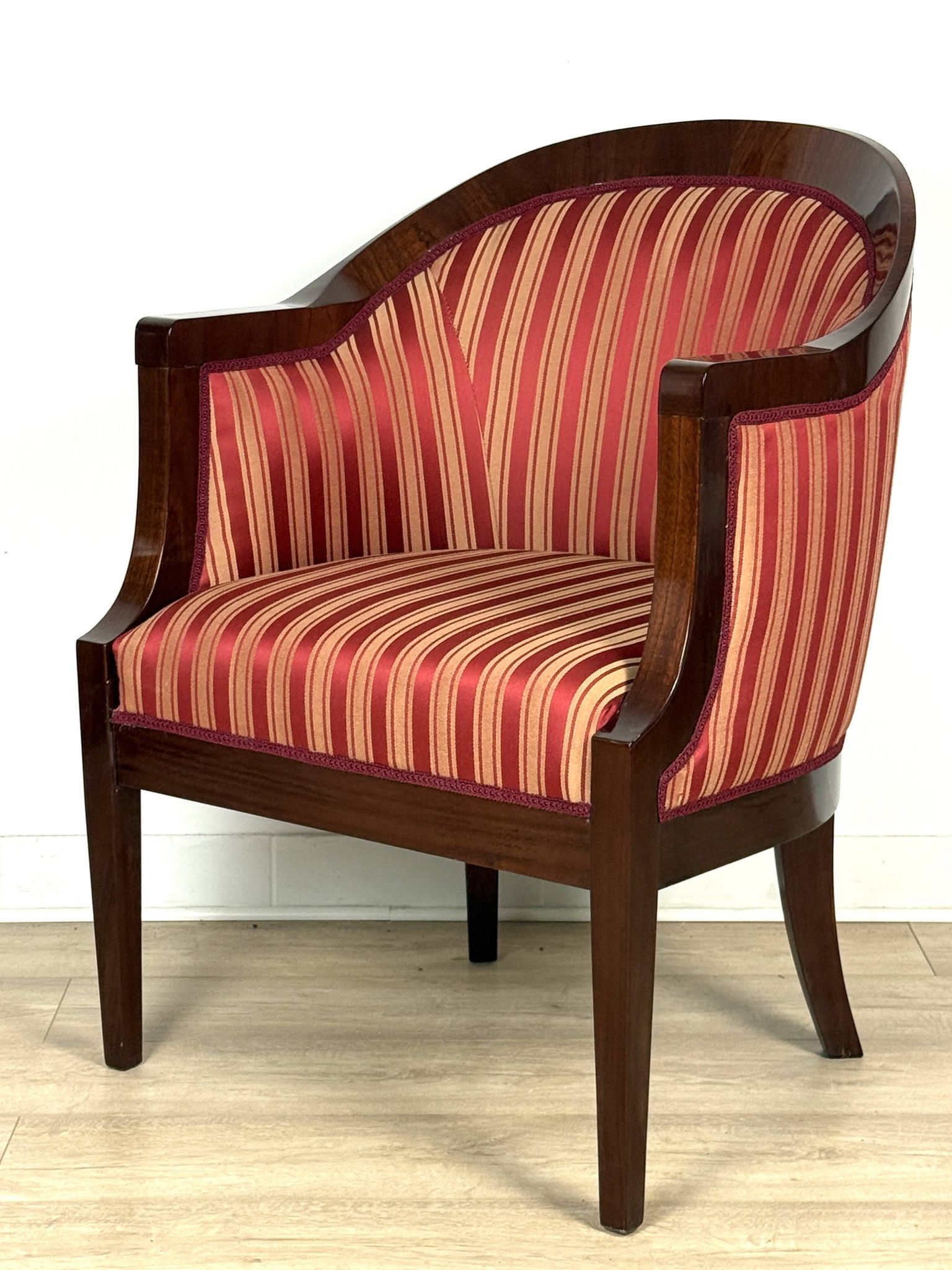 Elegant classic style armchair for the living room, walnut veneer and finished