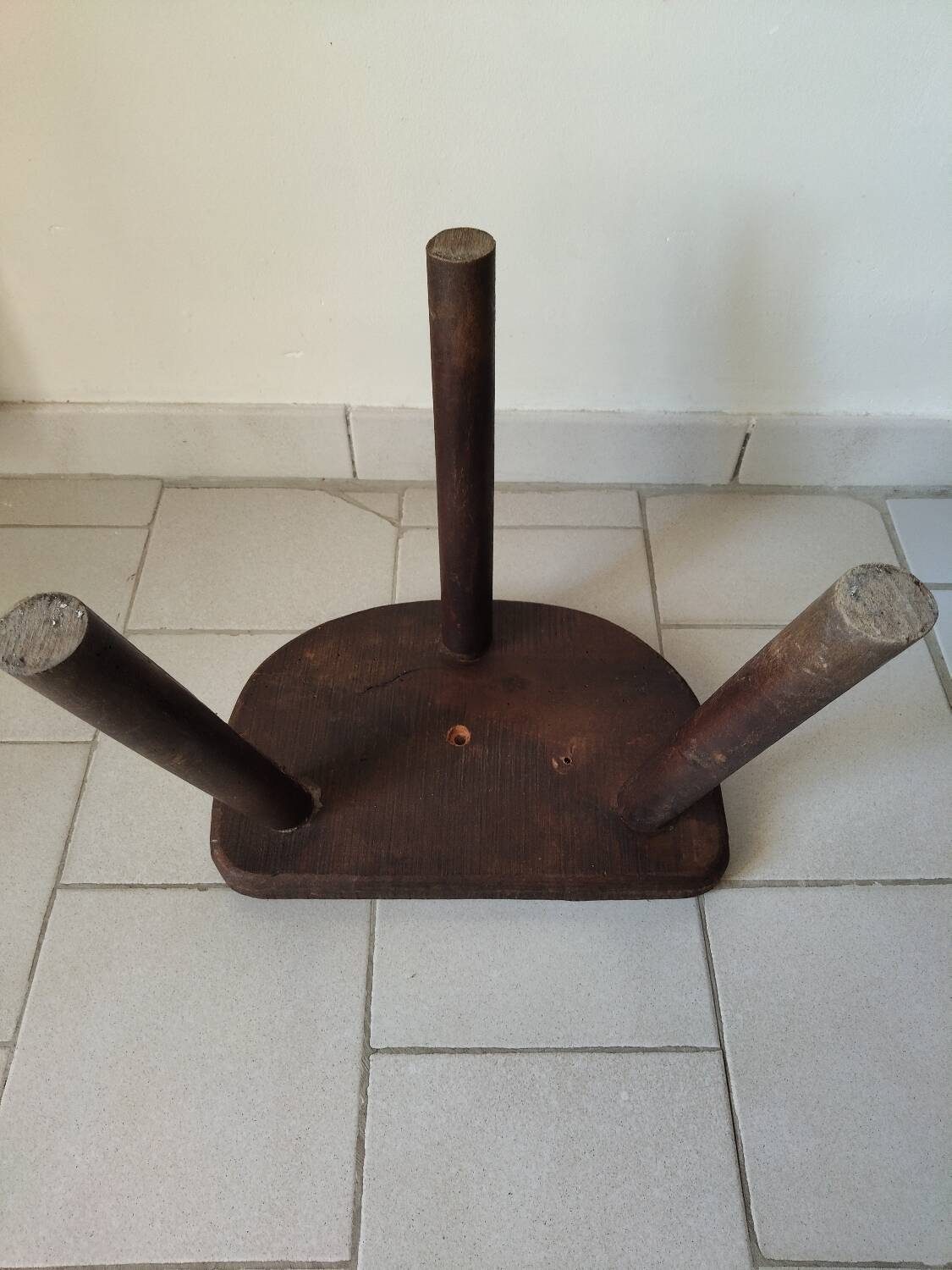 Tabouret de traite ancien tripode en bois massif ferme & patine Selency — free download