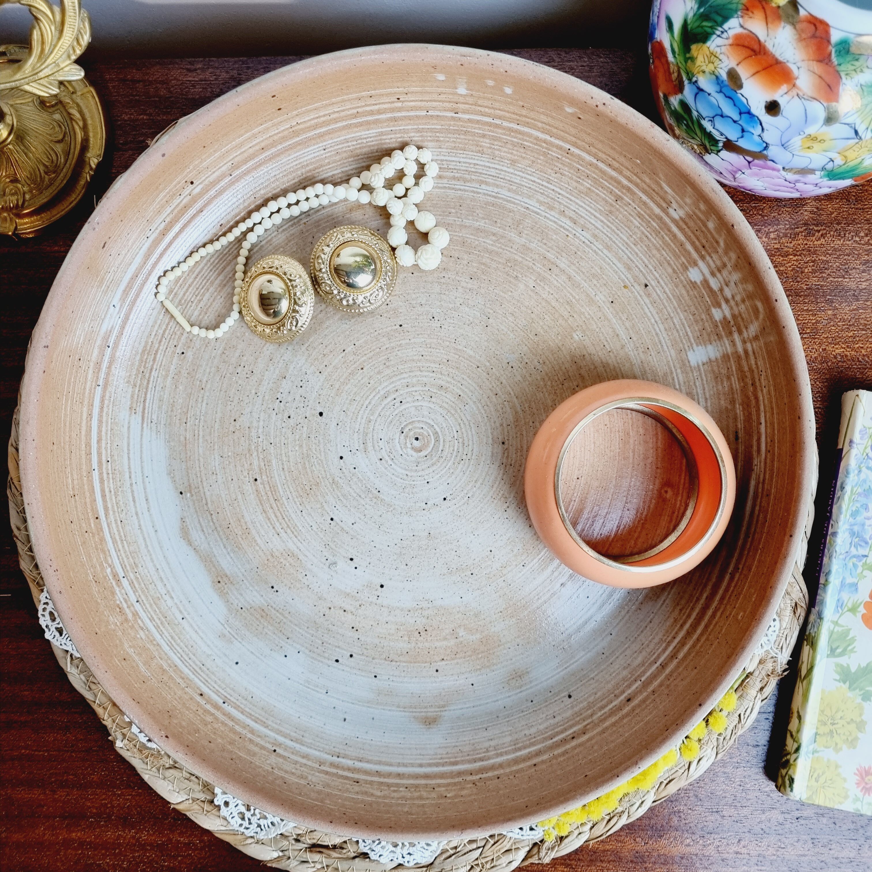 Hollow sandstone dish