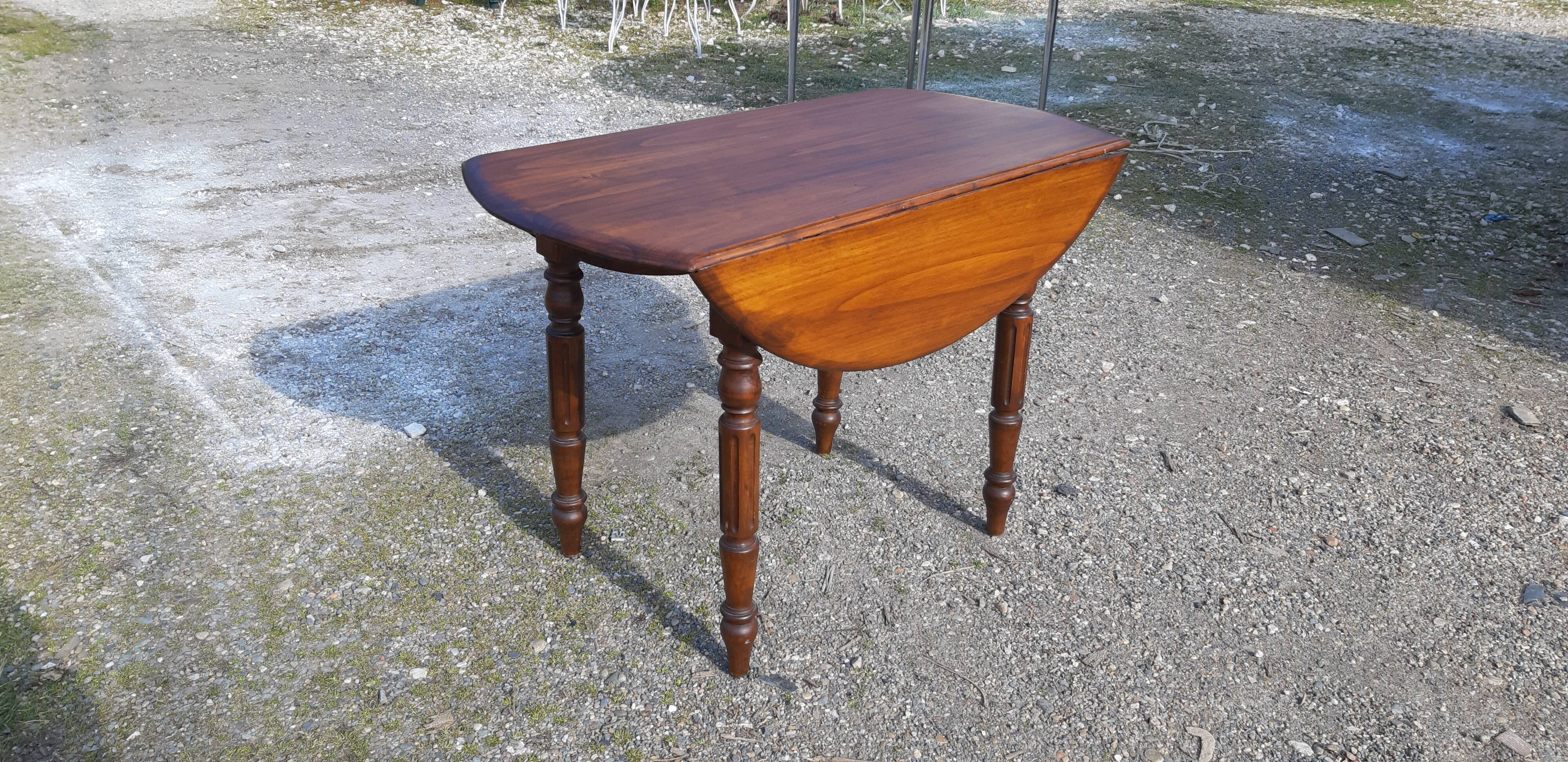 Round table in pine , with flaps