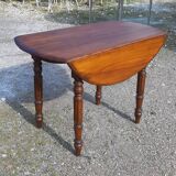 Round table in pine , with flaps