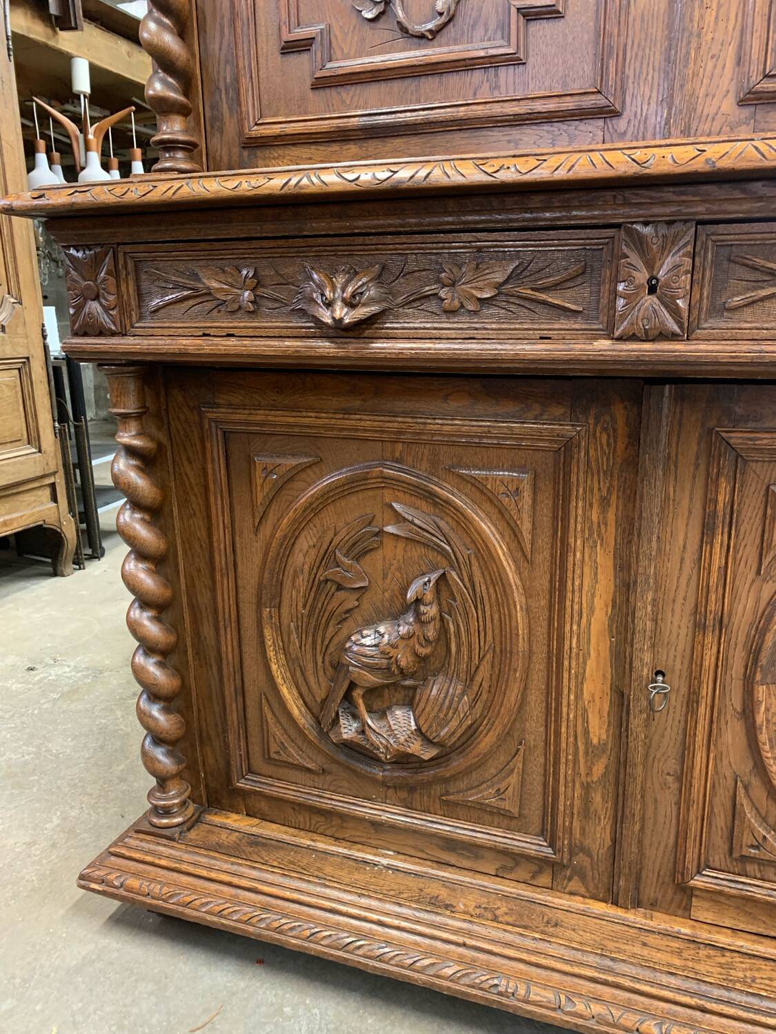 Buffet 2 corps de chasse en bois tourné et sculpté, vers 1900
