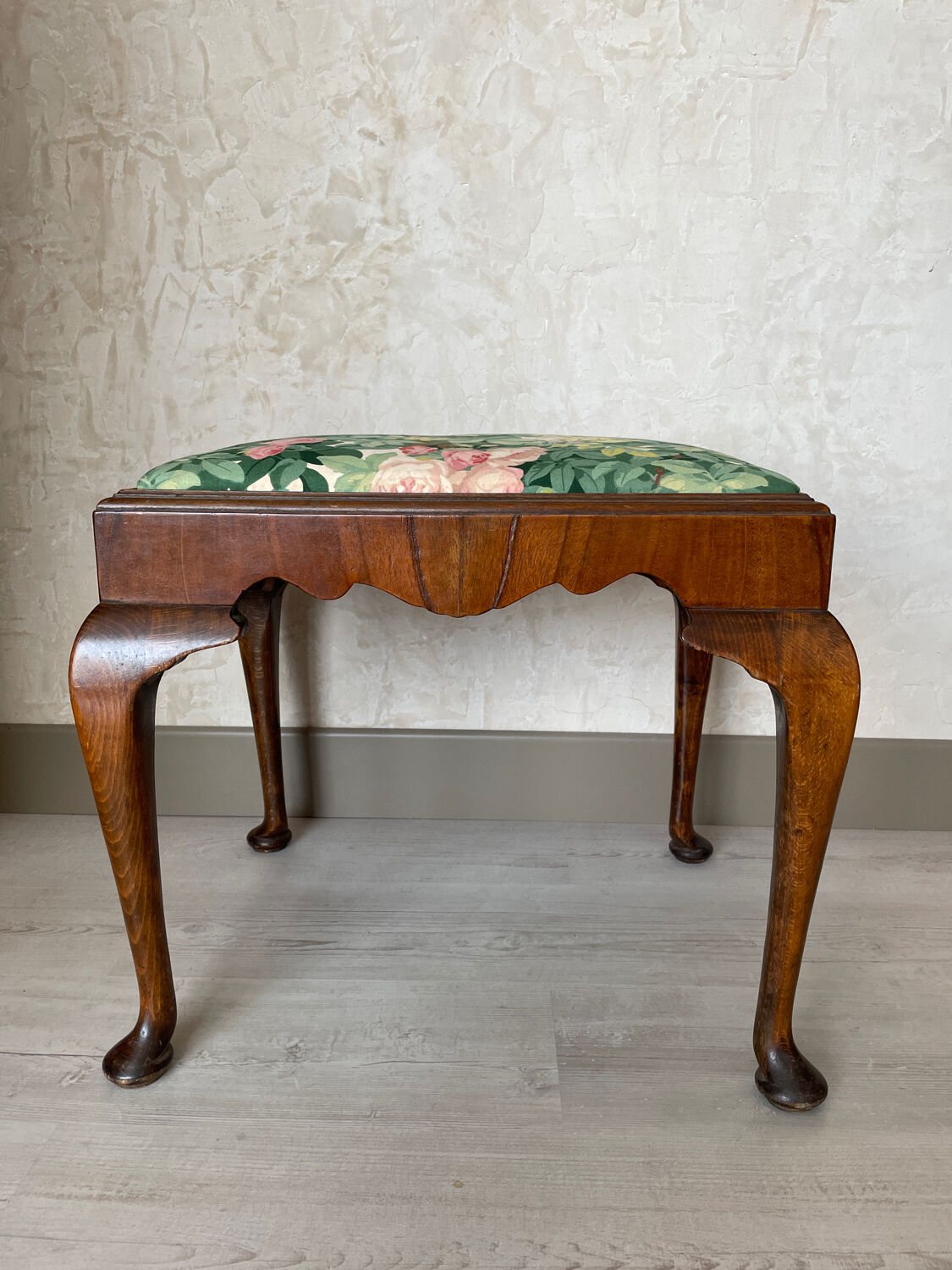 Wooden stool Chippendale