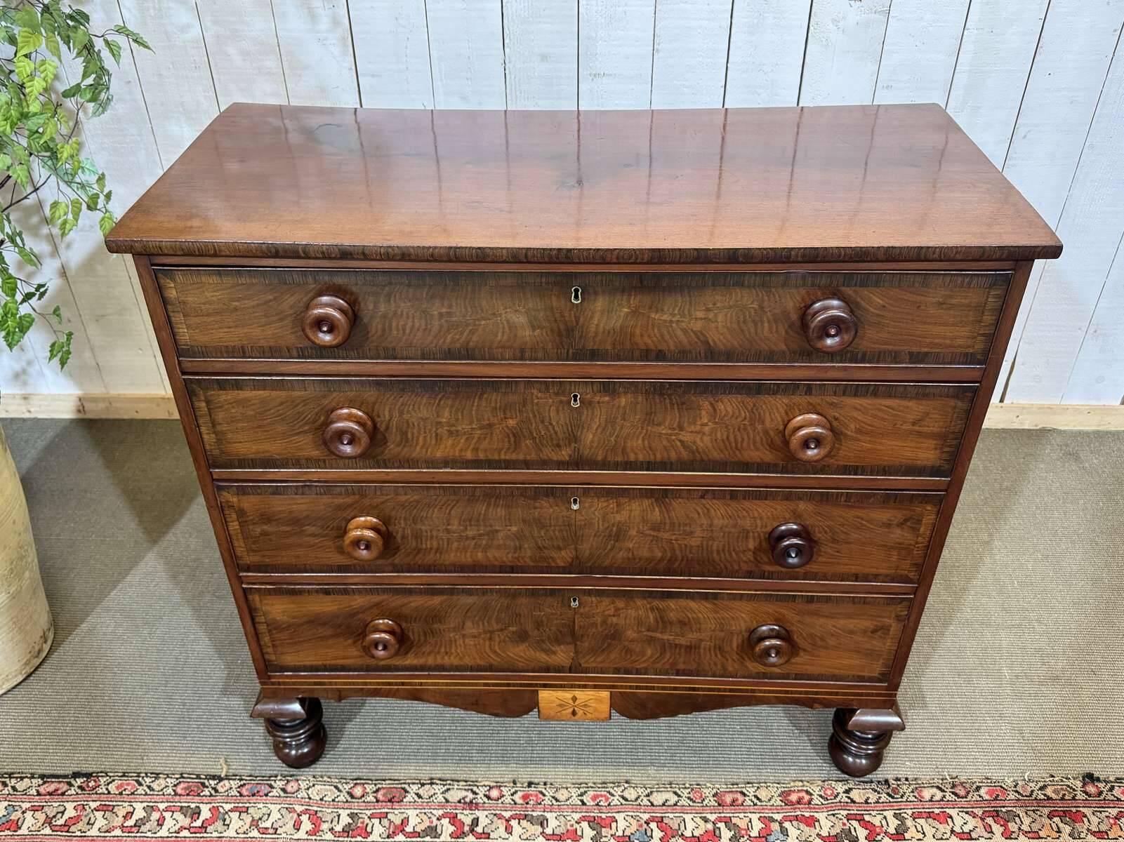 Victorian English commode from the 19th century in mahogany.