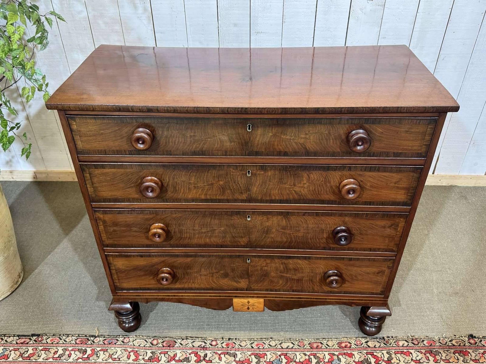 Victorian English commode from the 19th century in mahogany.