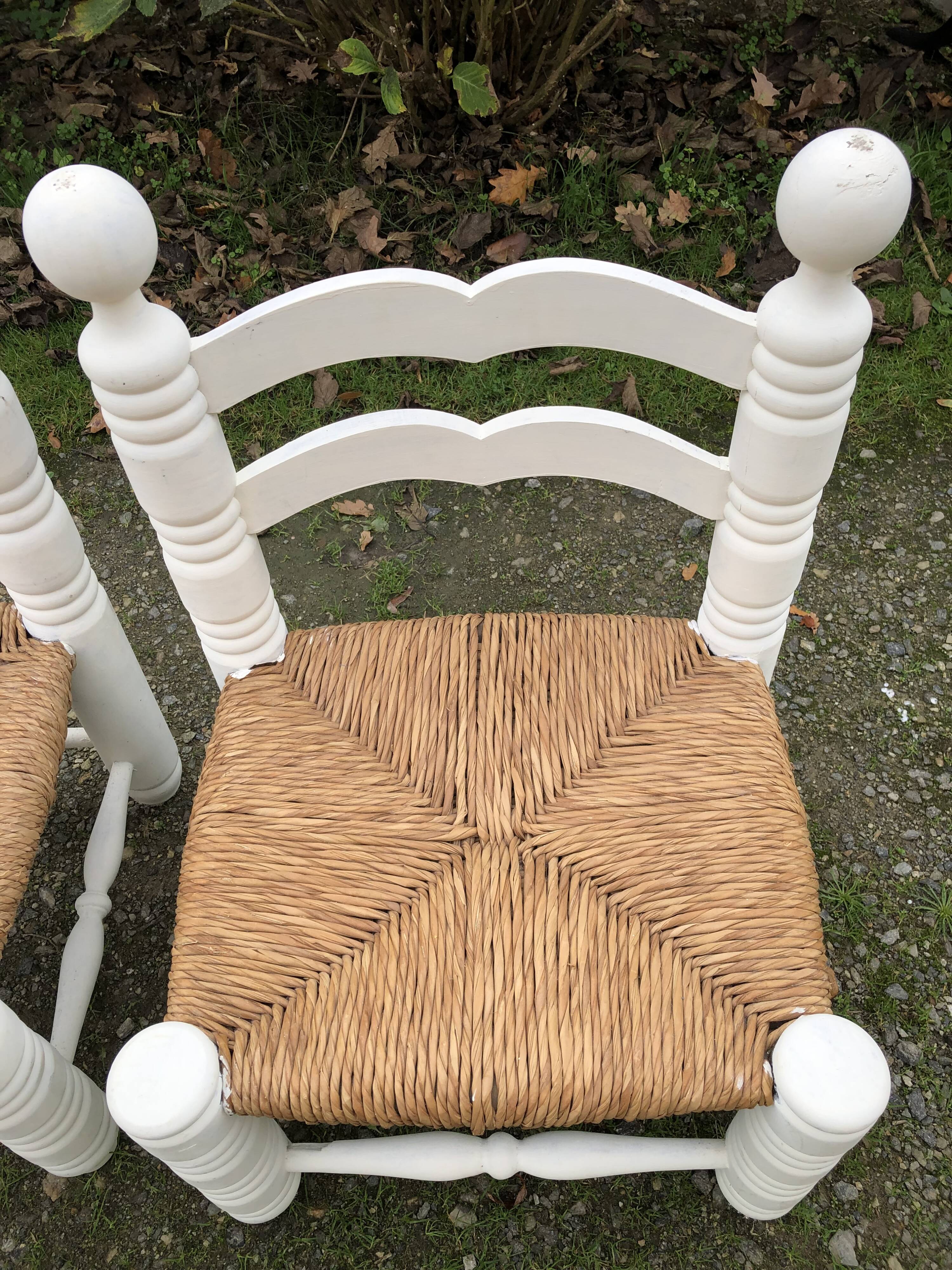 Duo de chaises vintage paillées par Charles Dudouyt.