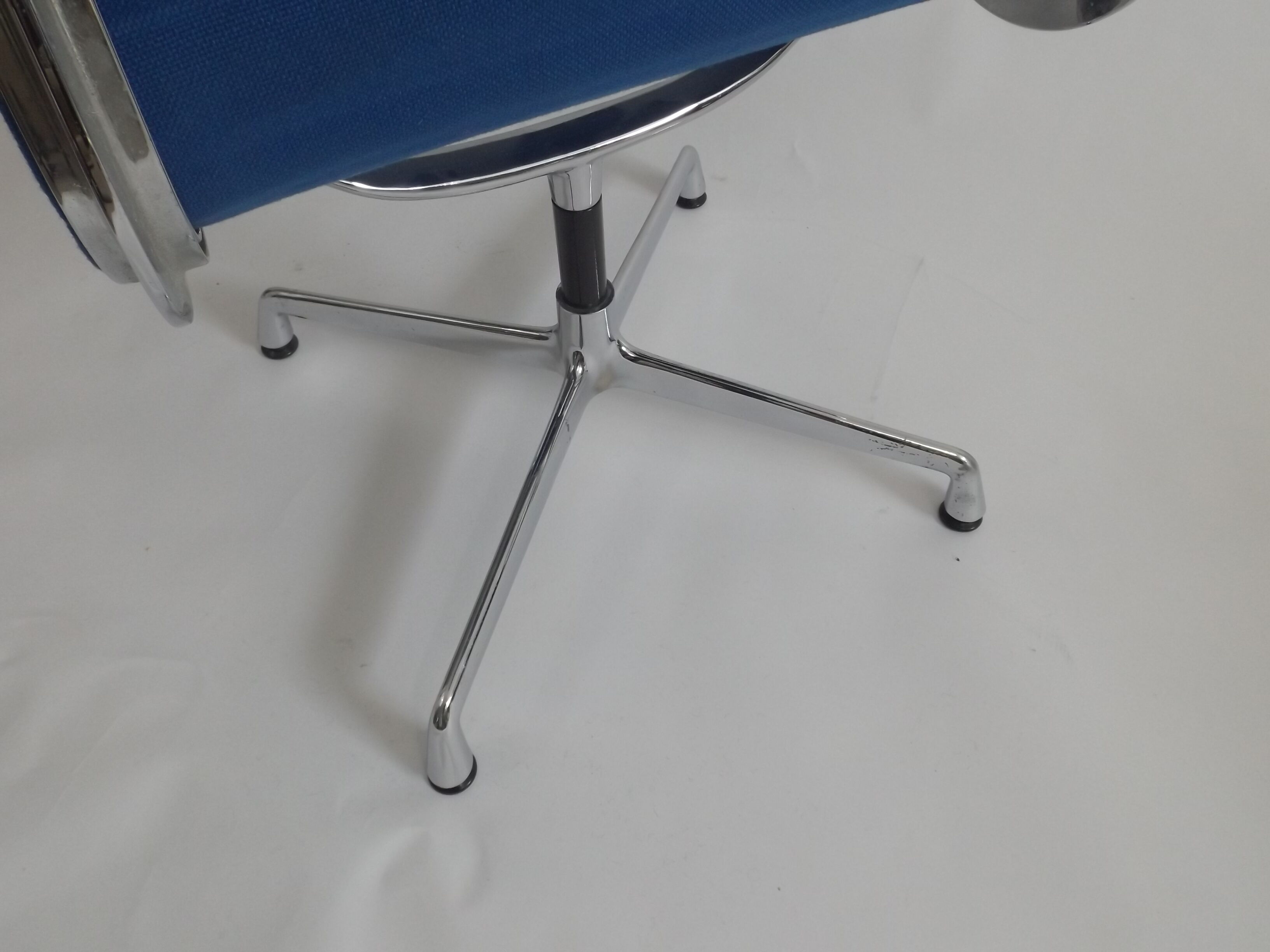 Eames EA 105 side chair