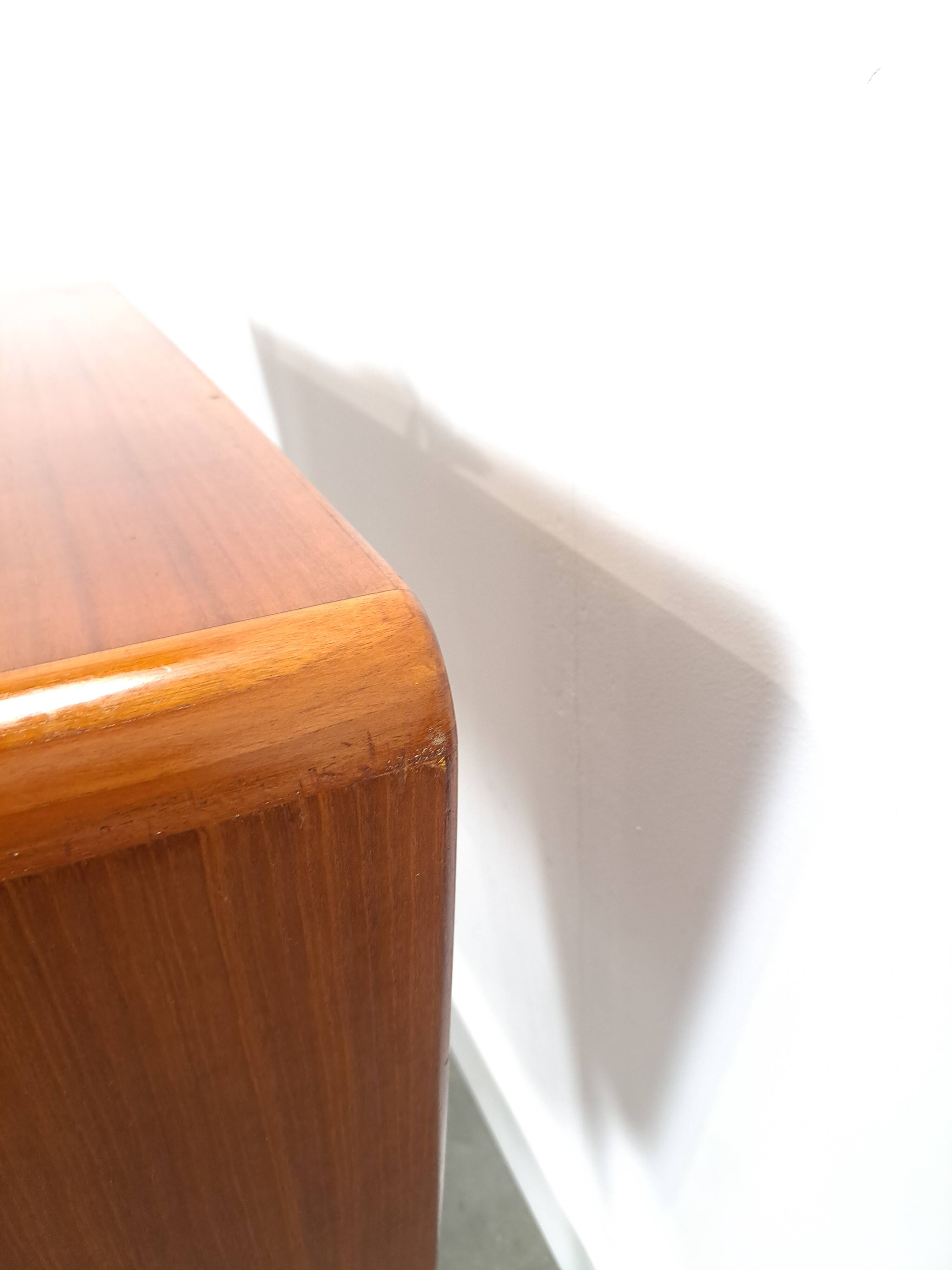 Teak vrijstaand partner bureau met schuine vormen, lades en extra werkblad