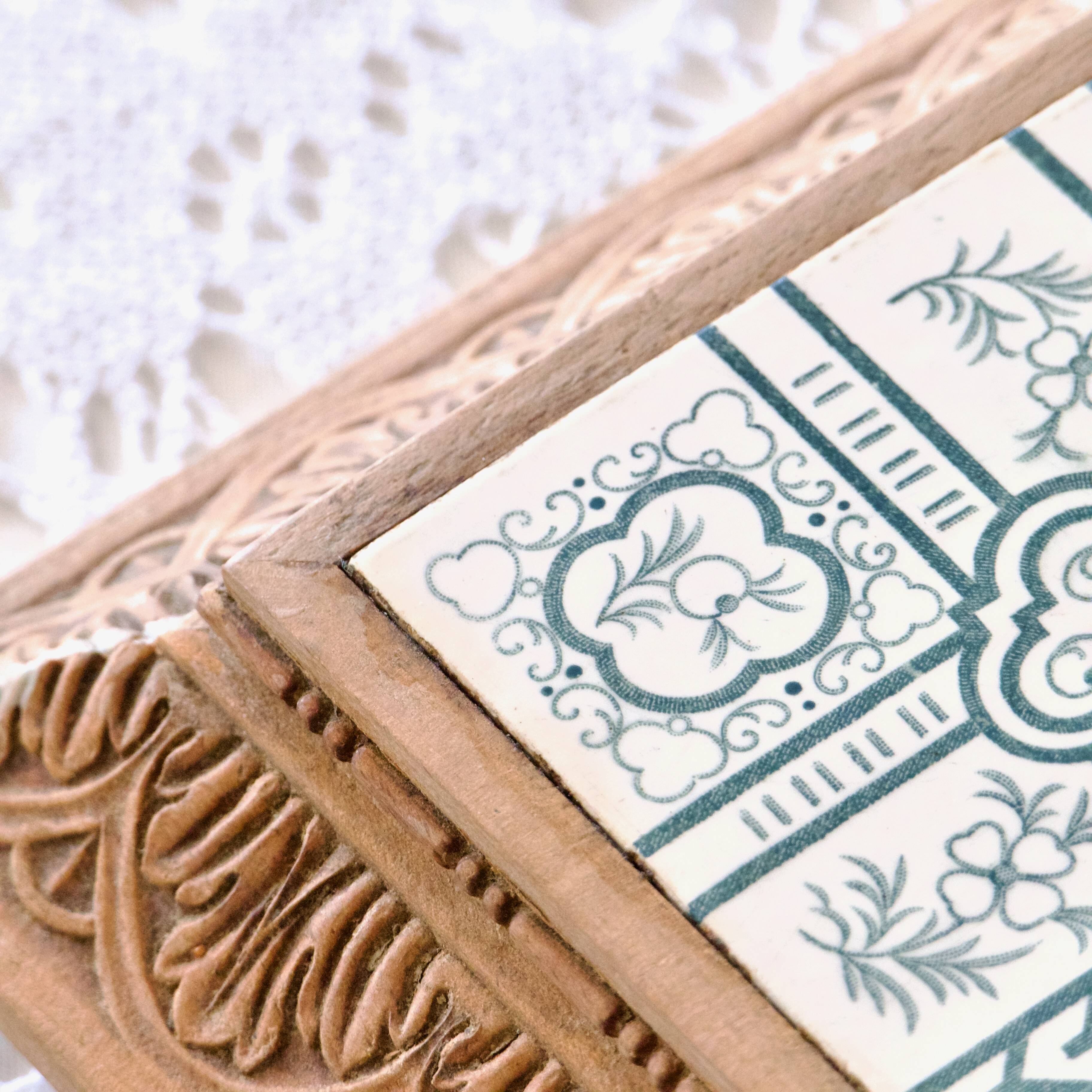 Very large ironstone trivet, 19th century, The Favorite bird