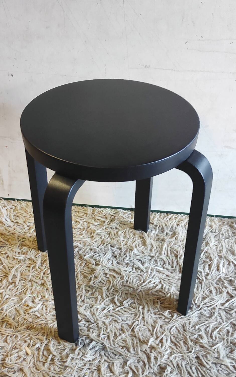Designer stool in black lacquered solid wood - 80s/90s