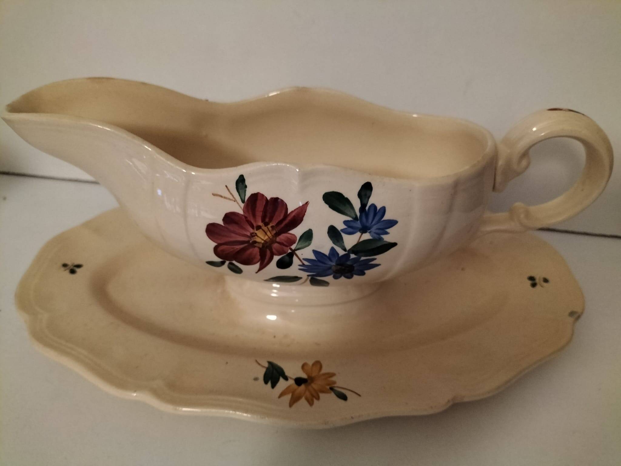 Old gravy boat Sarreguemines Digoin collection.