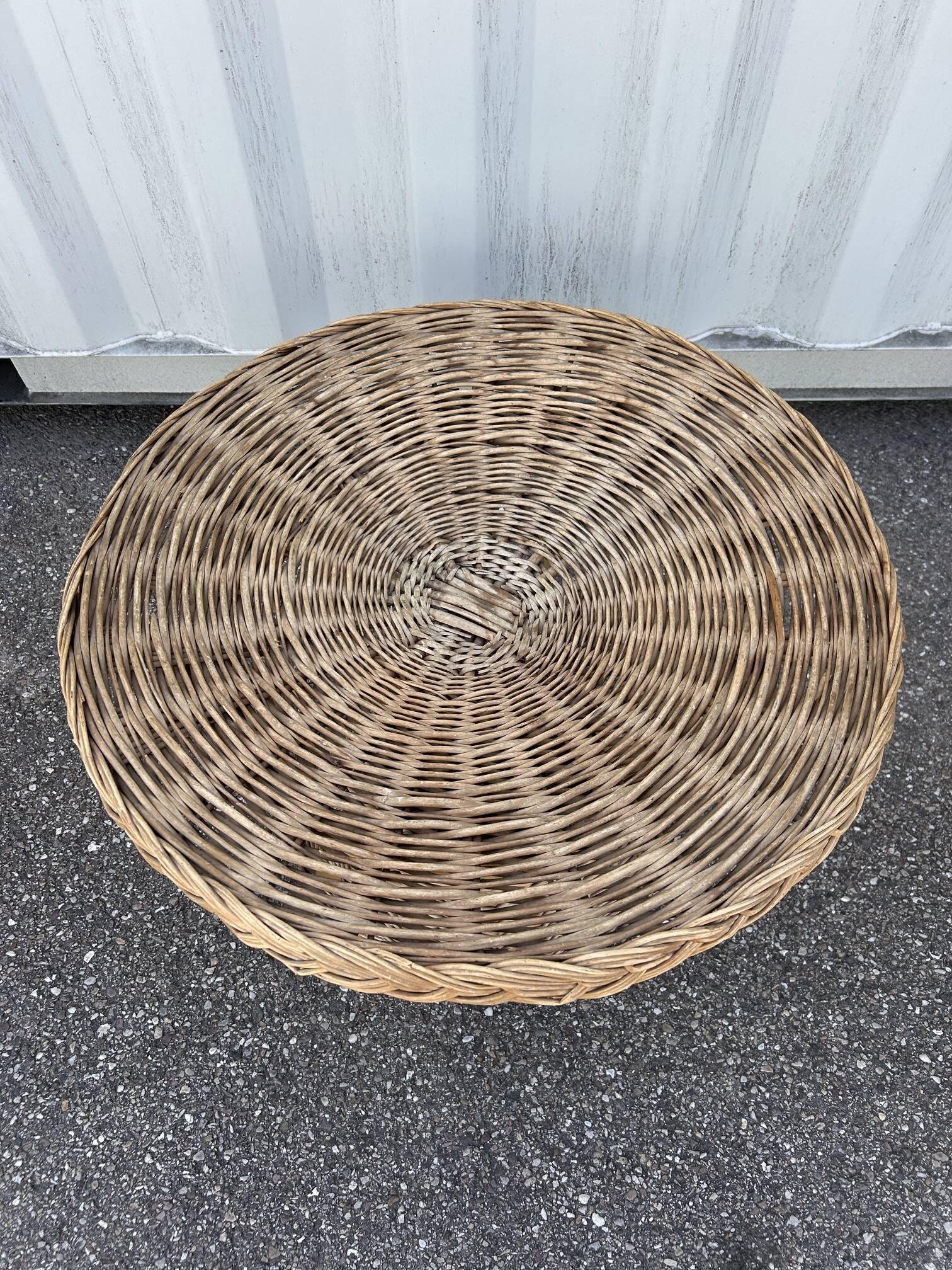 salon avec 3 fauteuils en osier
