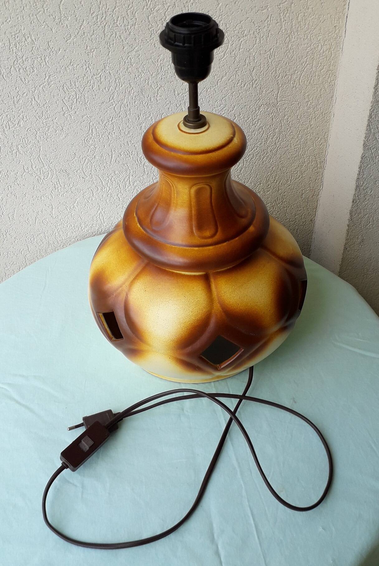 Ceramic lamp base