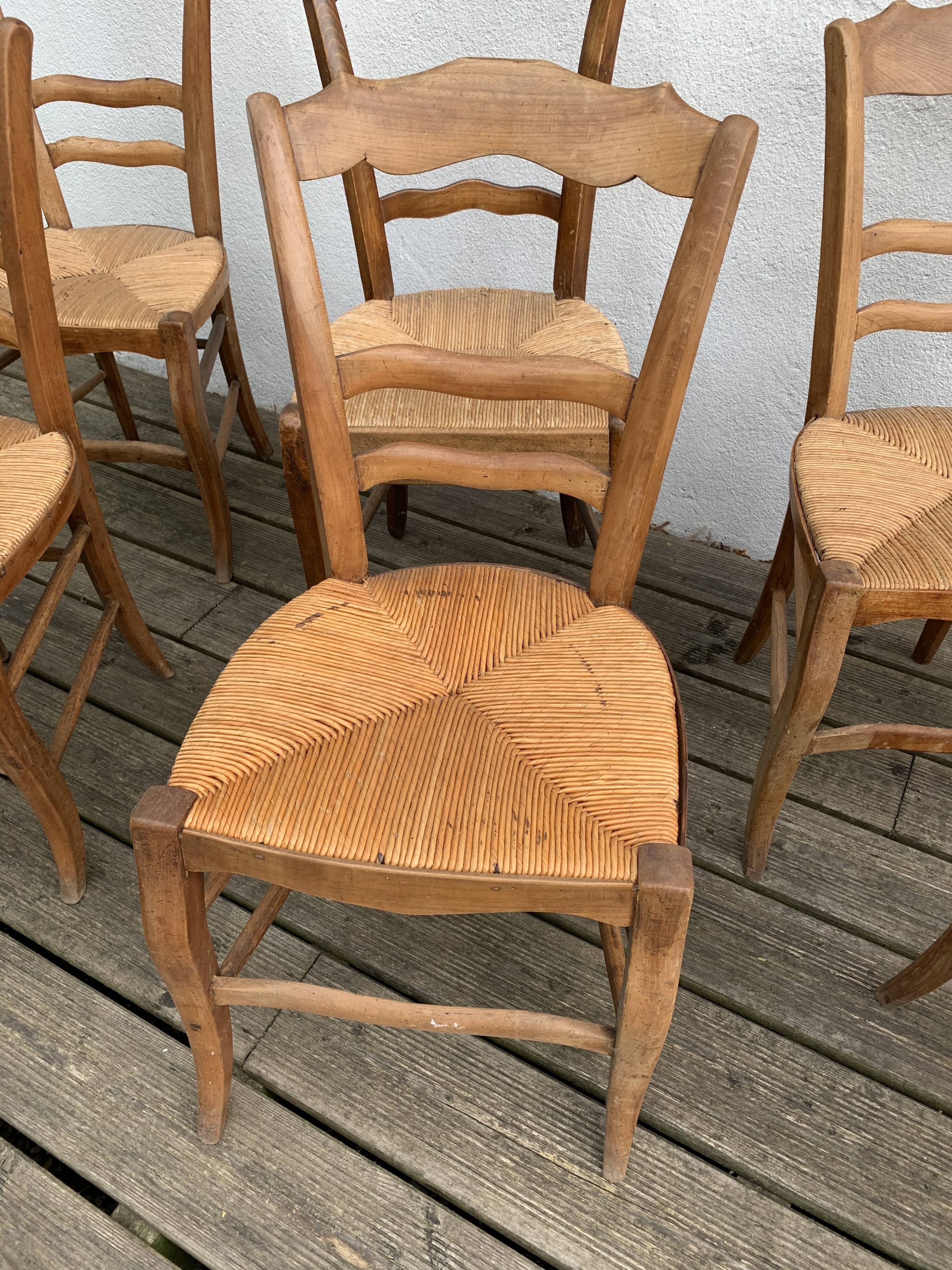Lot of 7 mulched chairs