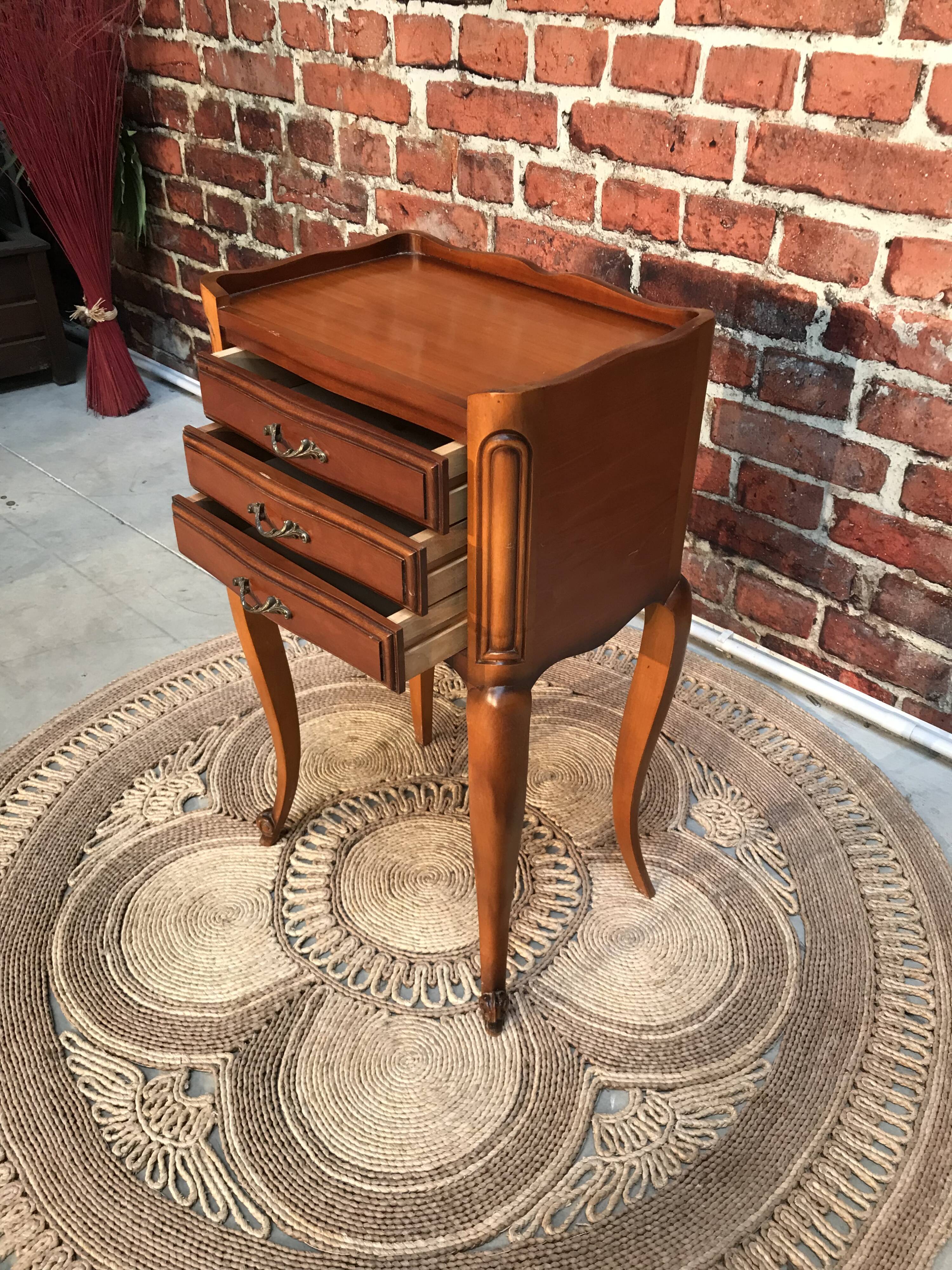 Table de chevet à poignées dorées
