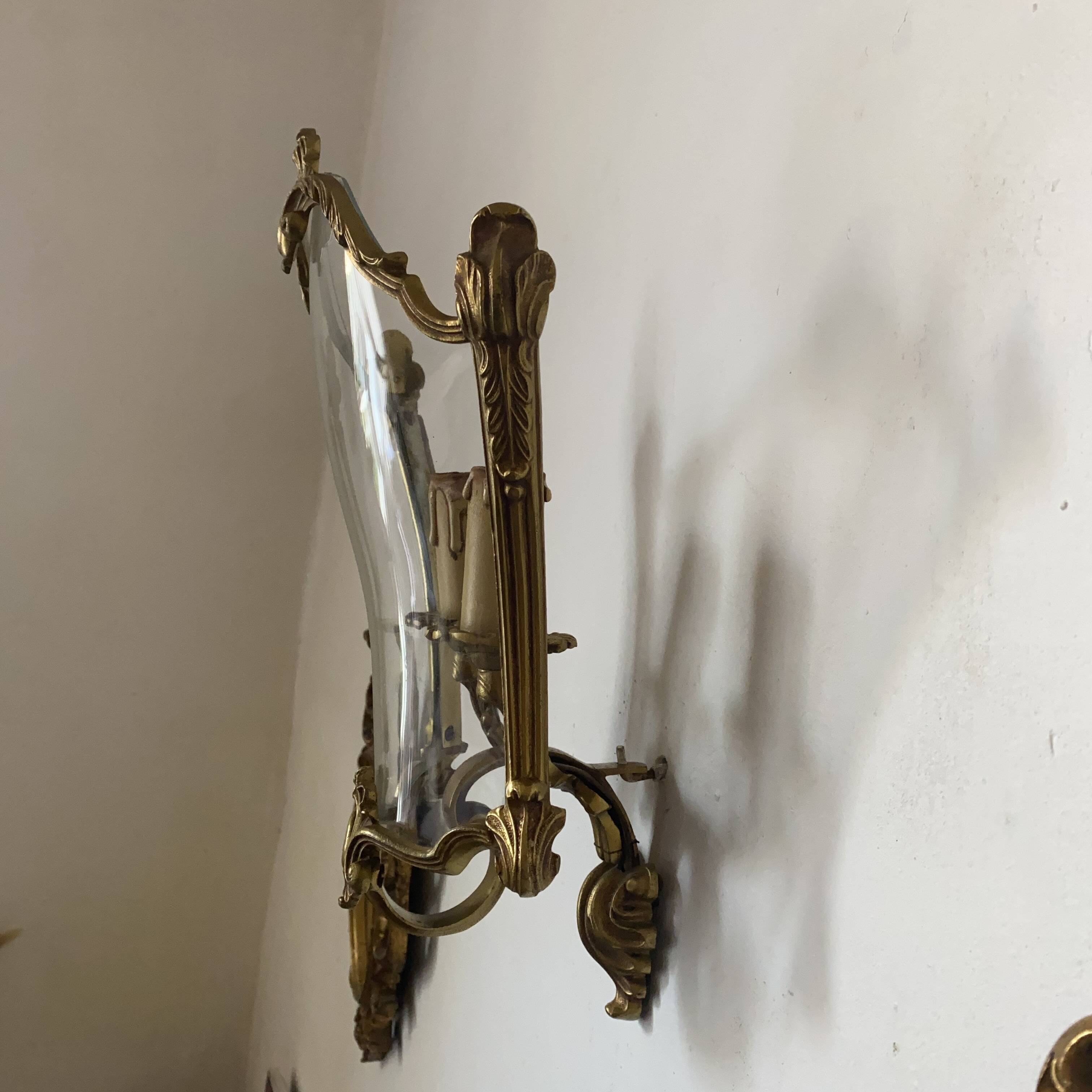 Wall lamp in Louis XV style in brass, shell decoration.