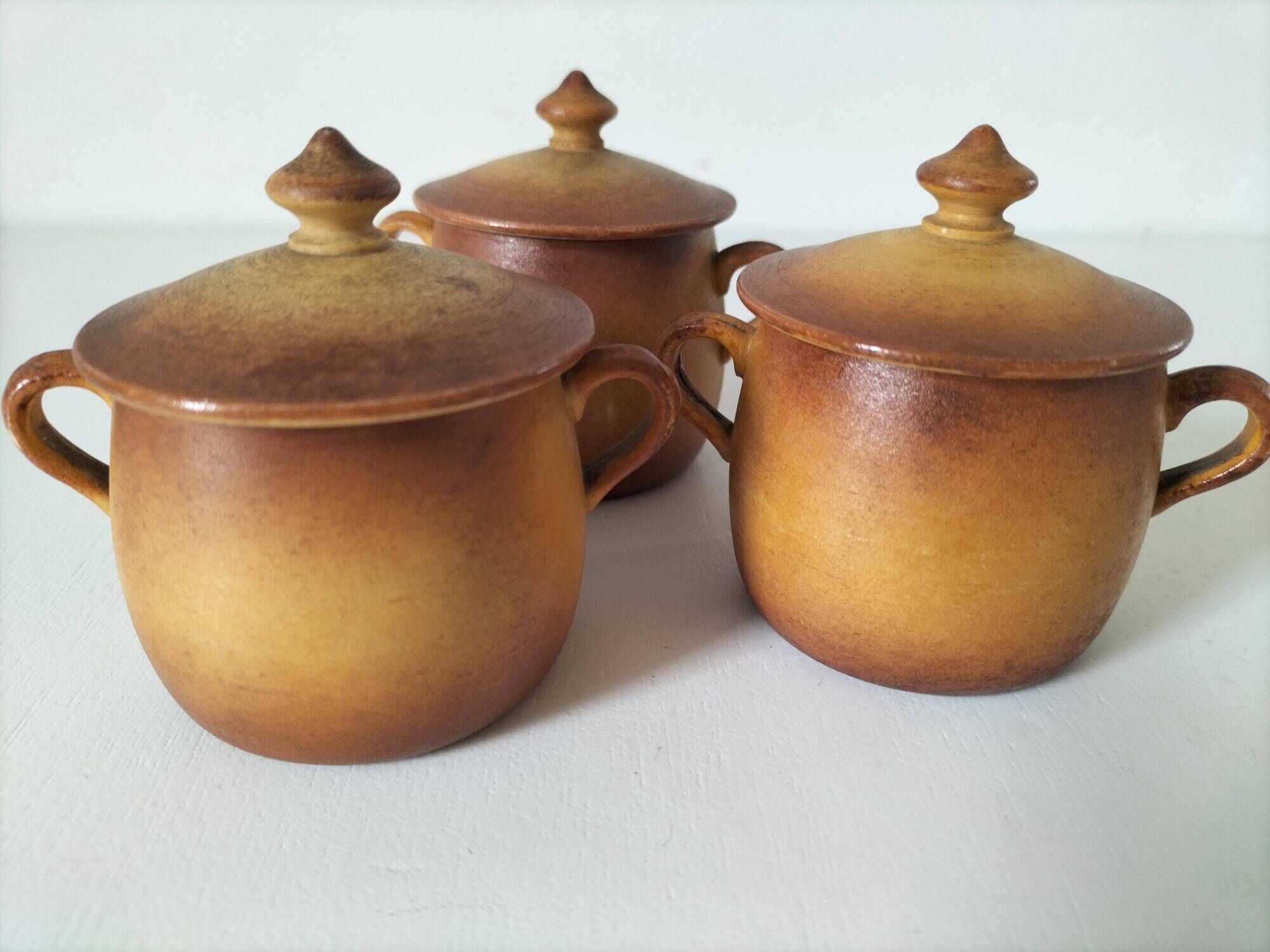 Set of three mini cocottes Pillivuyt in porcelain – 1930s-1940s