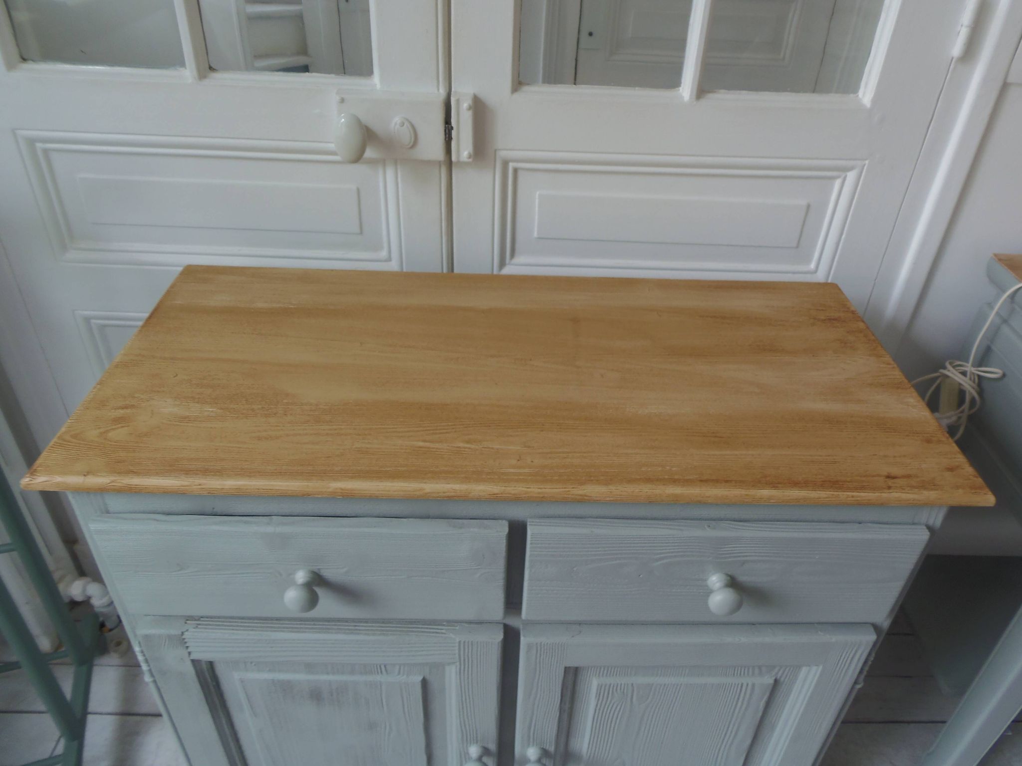 Buffet compacte réenchantée en vert de gris, plateau bois.
