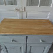 Buffet compacte réenchantée en vert de gris, plateau bois.