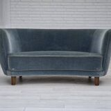 Canapé 2 places incurvé danois des années 1970, revêtement en velours bleu.