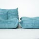 Ensemble de fauteuil et pouf Togo en velours côtelé bleu clair.