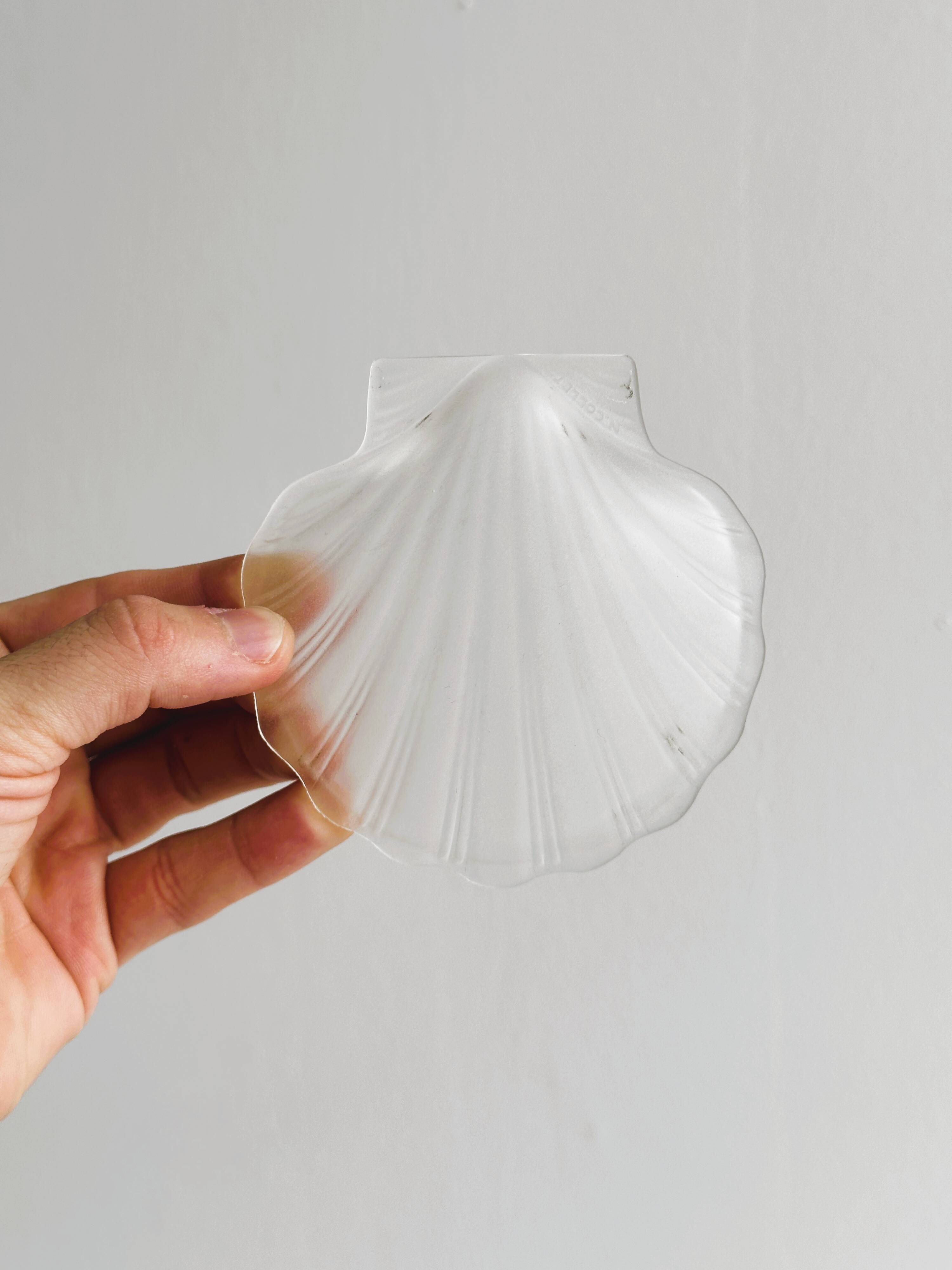 Shell-shaped jewelry holder or butter dish