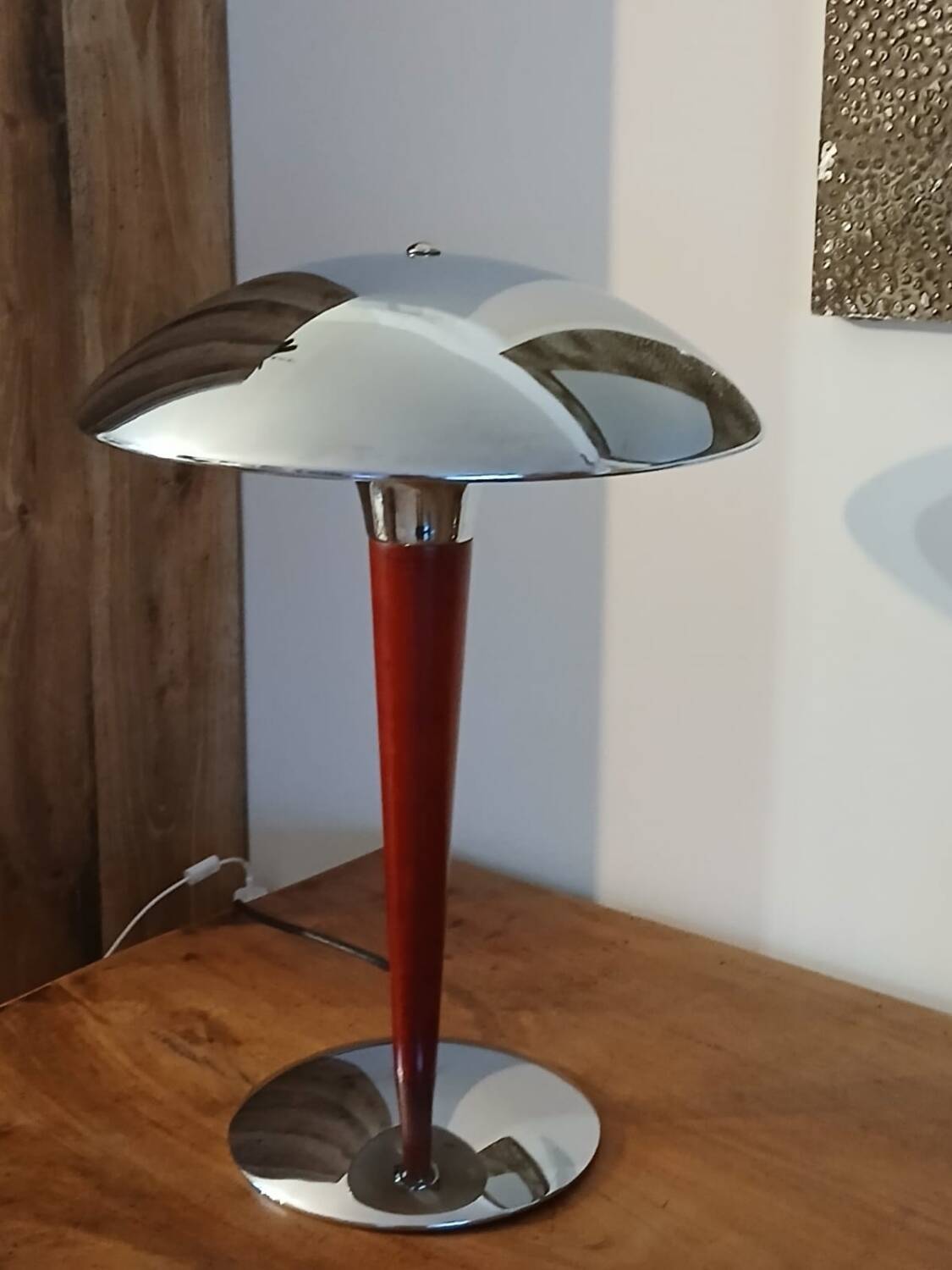Mushroom lamp called "liner"