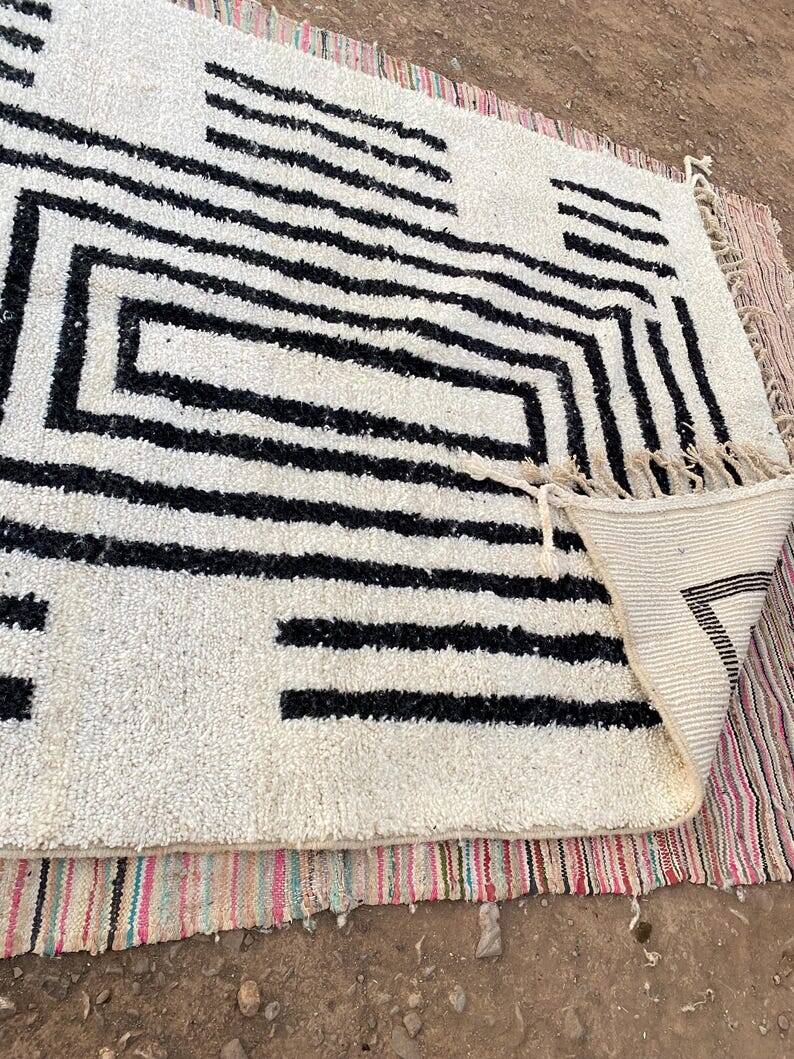 Berber rug in pure wool, size 150 x 250 cm