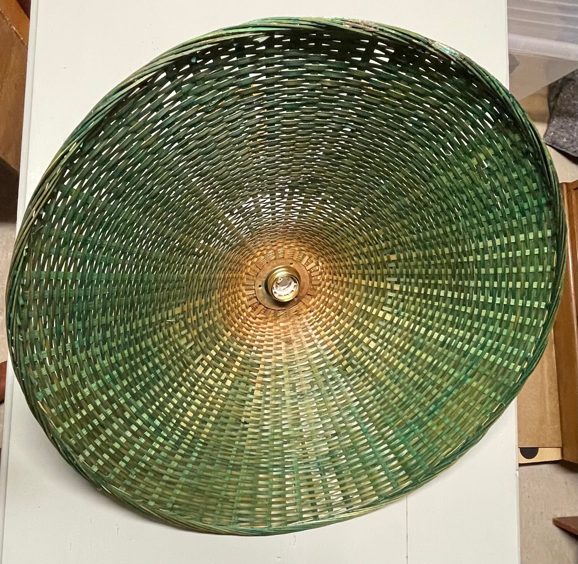 Suspension in green braided rattan