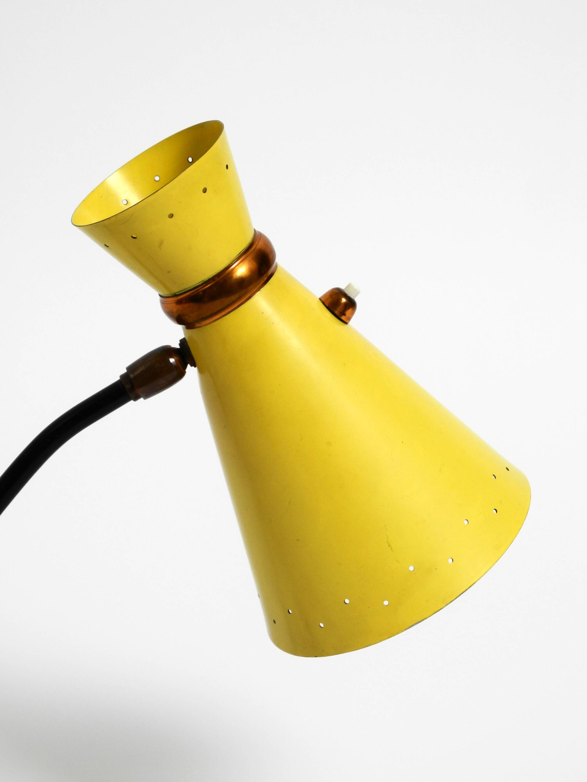 Grande lampe de table sur trépied de style mid-century moderne avec abat-jour diabolo jaune.