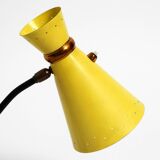 Grande lampe de table sur trépied de style mid-century moderne avec abat-jour diabolo jaune.