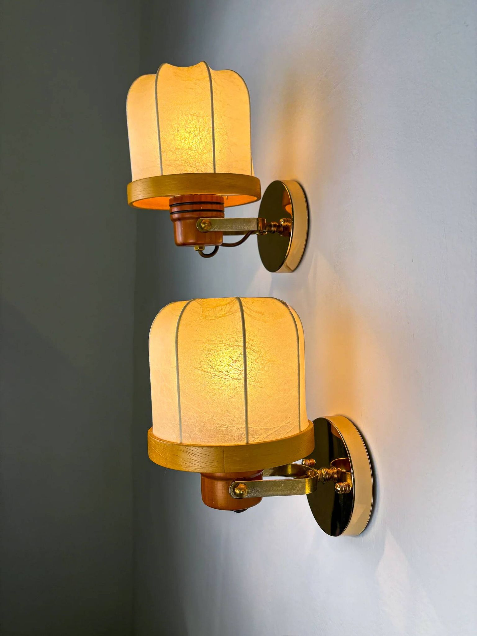 Pair of articulated "Cocoon" wall lights, resin and pine, Italy, circa 1970s
