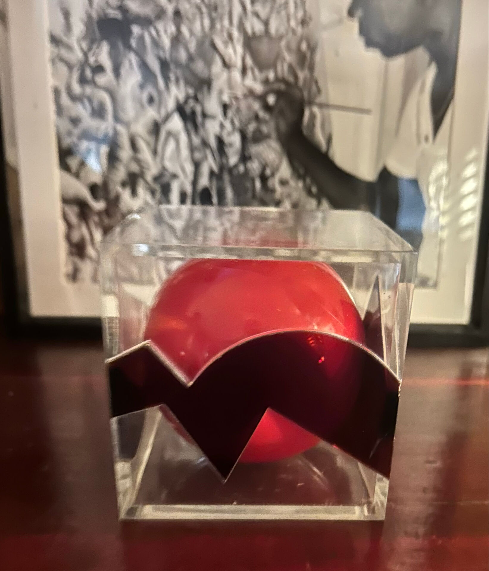 Sculpture en plexiglas cube et sphère rouge Luis Feito collab Citroën