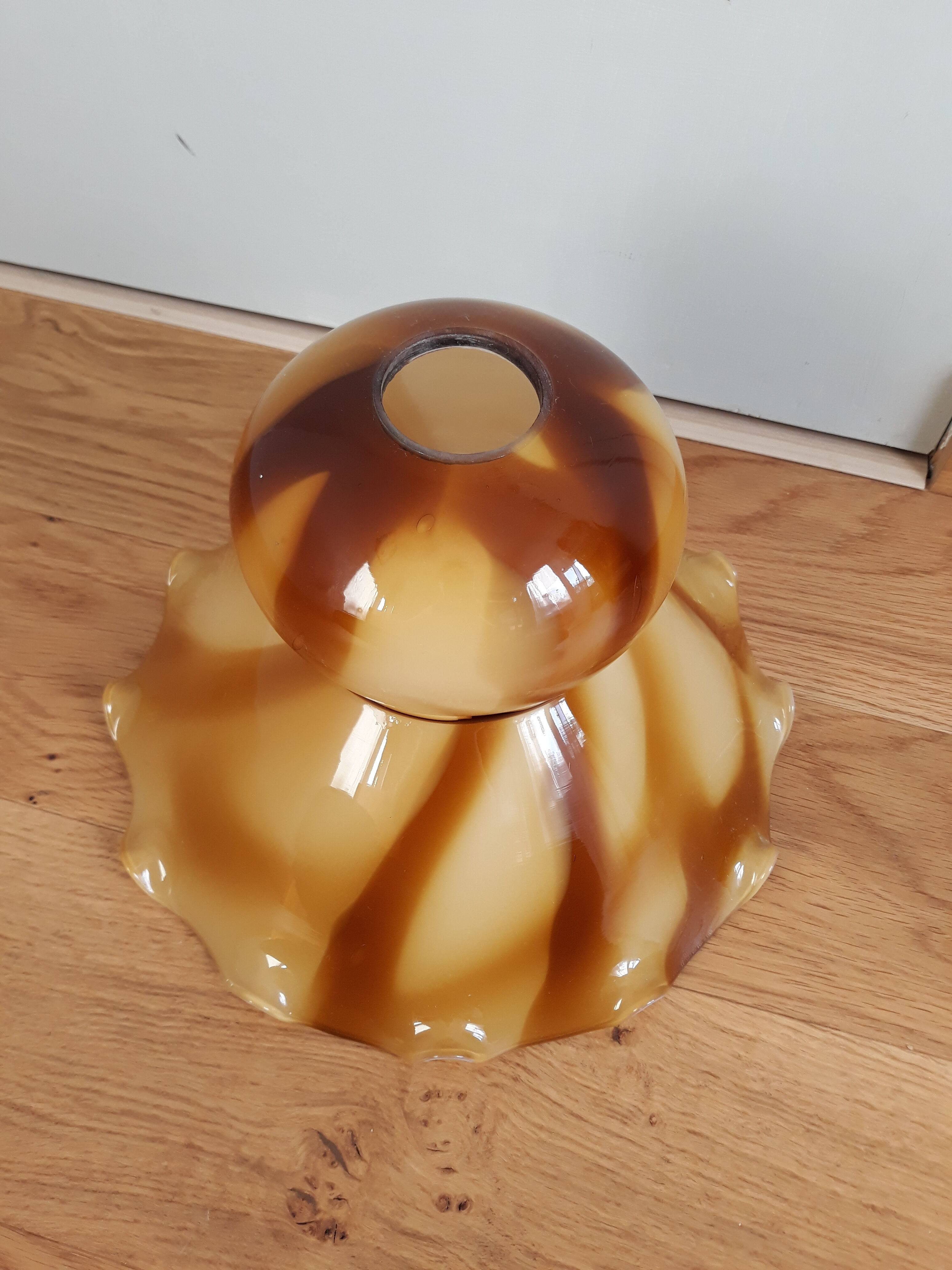 Tulip suspension in opaline caramel color