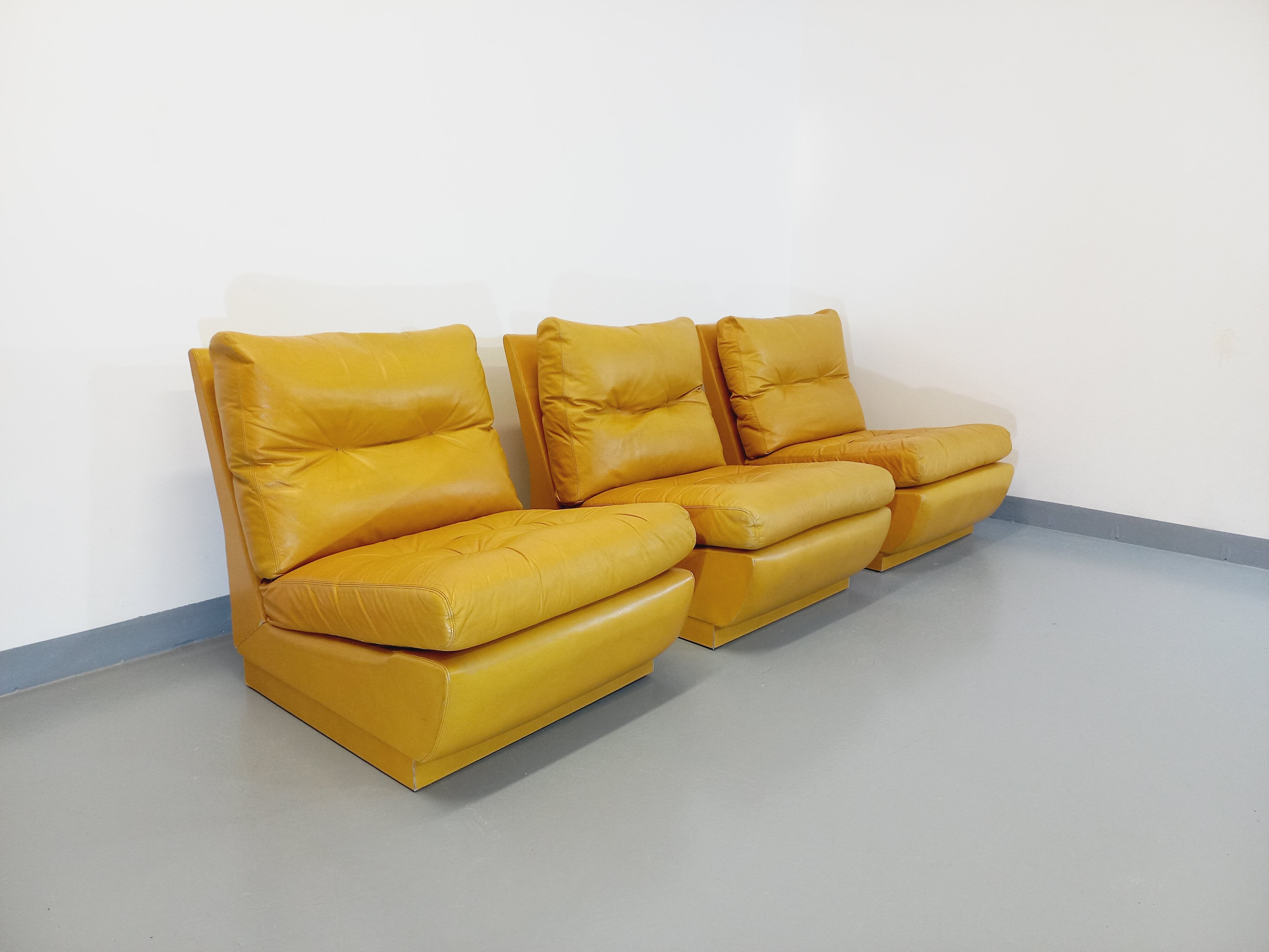 Suite of 3 Roche Bobois vintage chauffeurs in mustard yellow leather 70s
