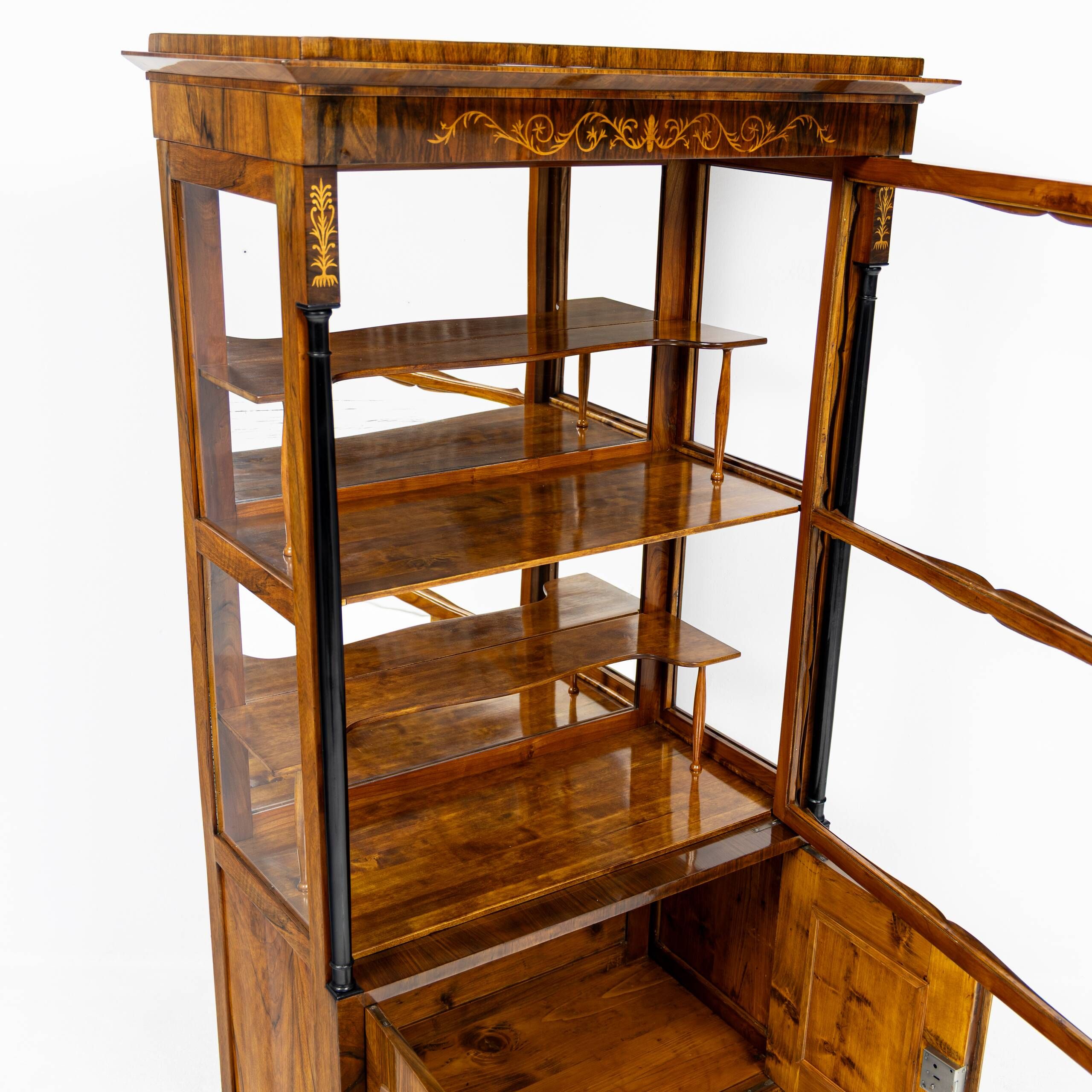 Small Biedermeier / Louis-Philippe display cabinet in walnut and birch 1840-1860