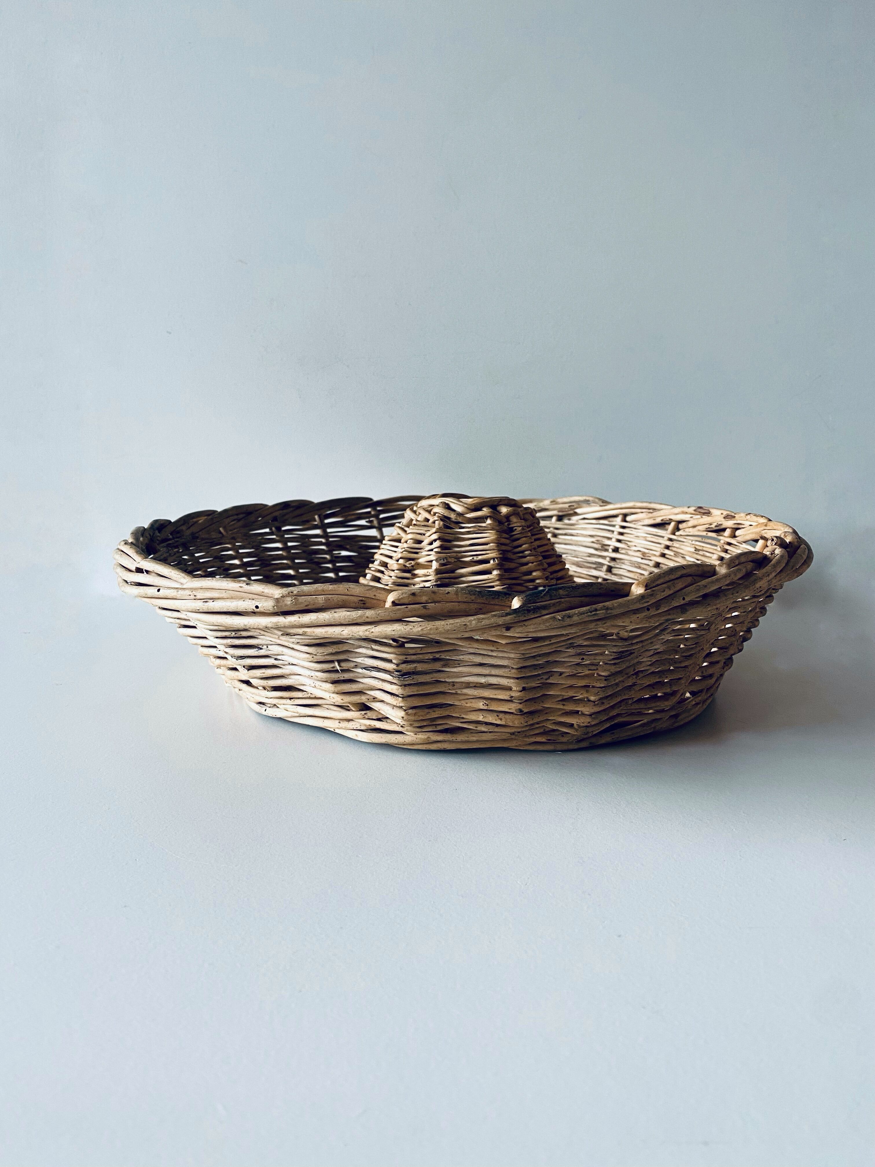 Old baker's panière