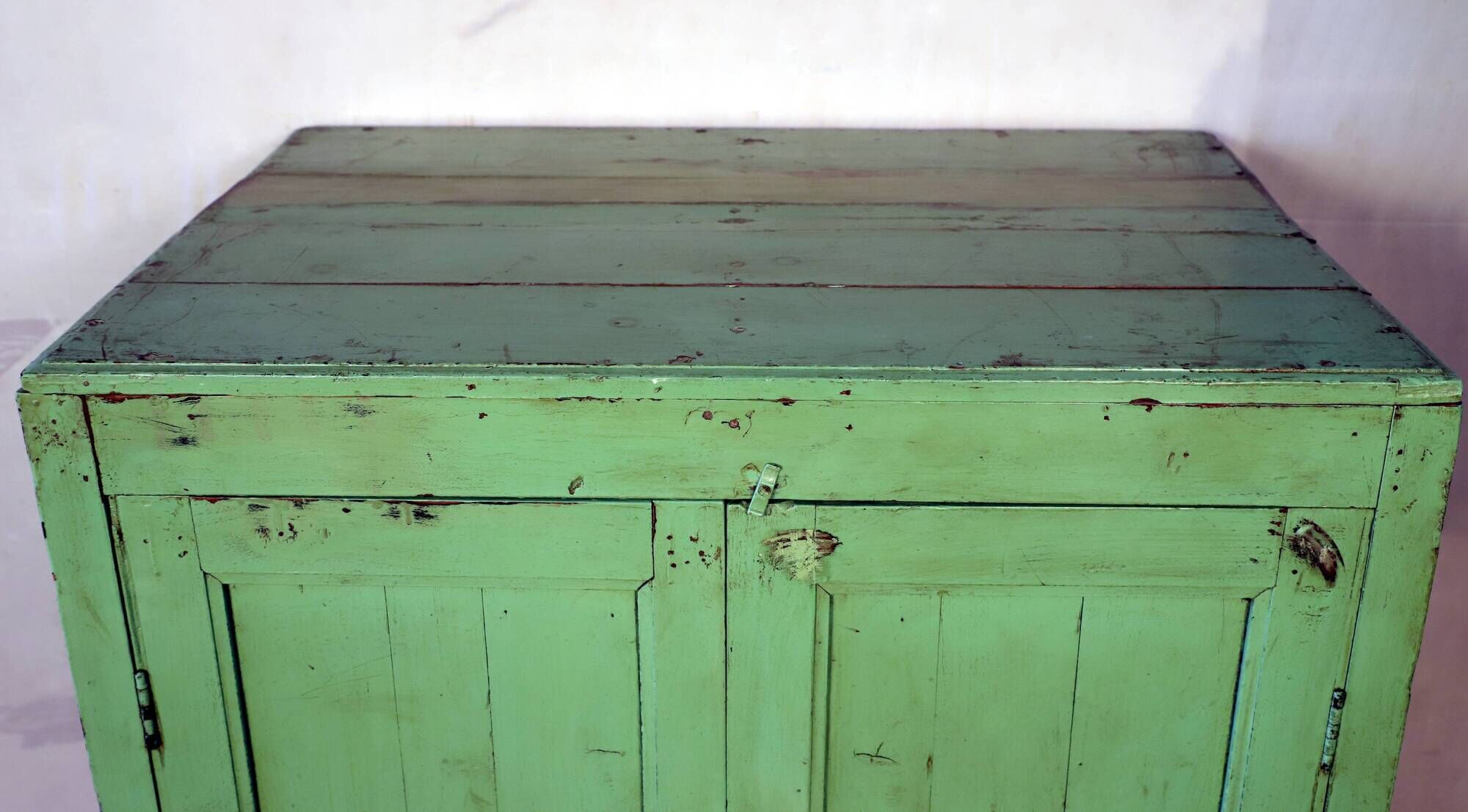 Vaisselier - Burmese teak buffet with original pistachio green patina