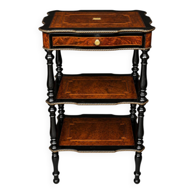 Étagère table Napoléon III. Marqueterie fine, incrustation de nacre et décoration en bronze doré.