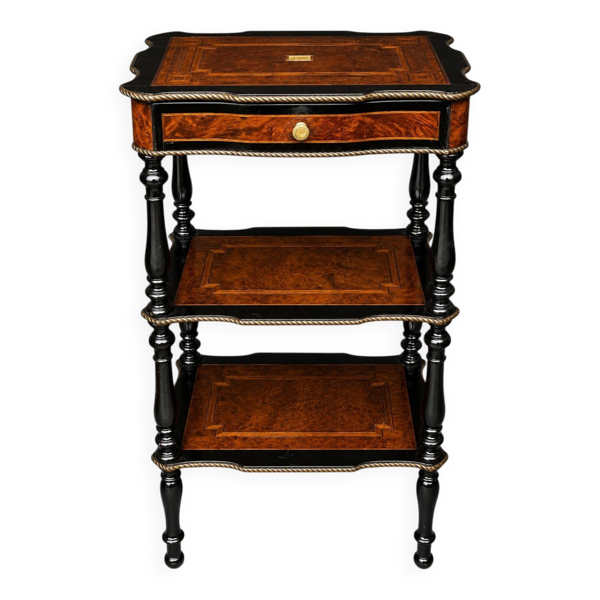 Étagère table Napoléon III. Marqueterie fine, incrustation de nacre et décoration en bronze doré.