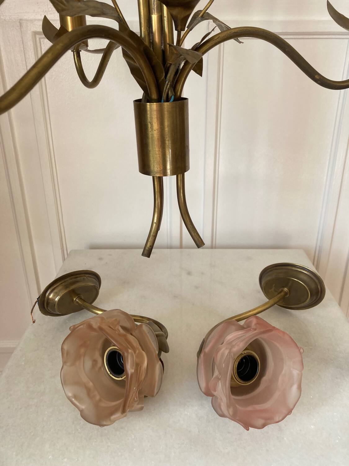 Set of chandelier and 2 wall lights in gold metal and glass roses