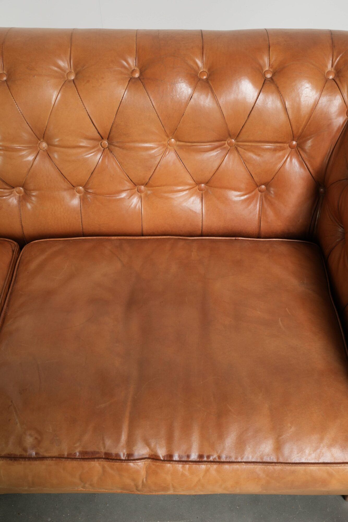 Sheepskin 2.5-seater Chesterfield sofa in a light cognac colour