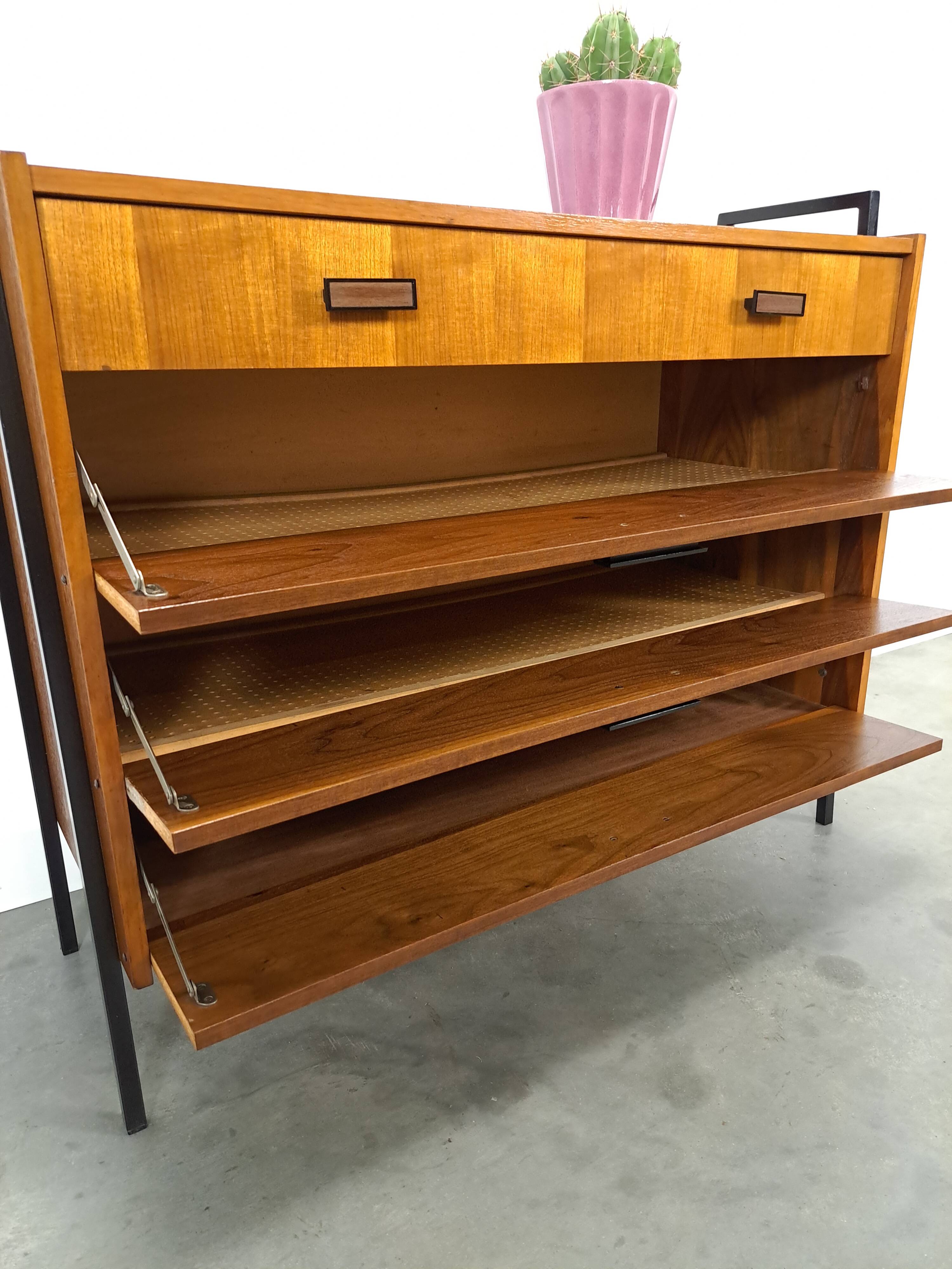 Teak schoenenkast met zwart metalen poten, nr. 2