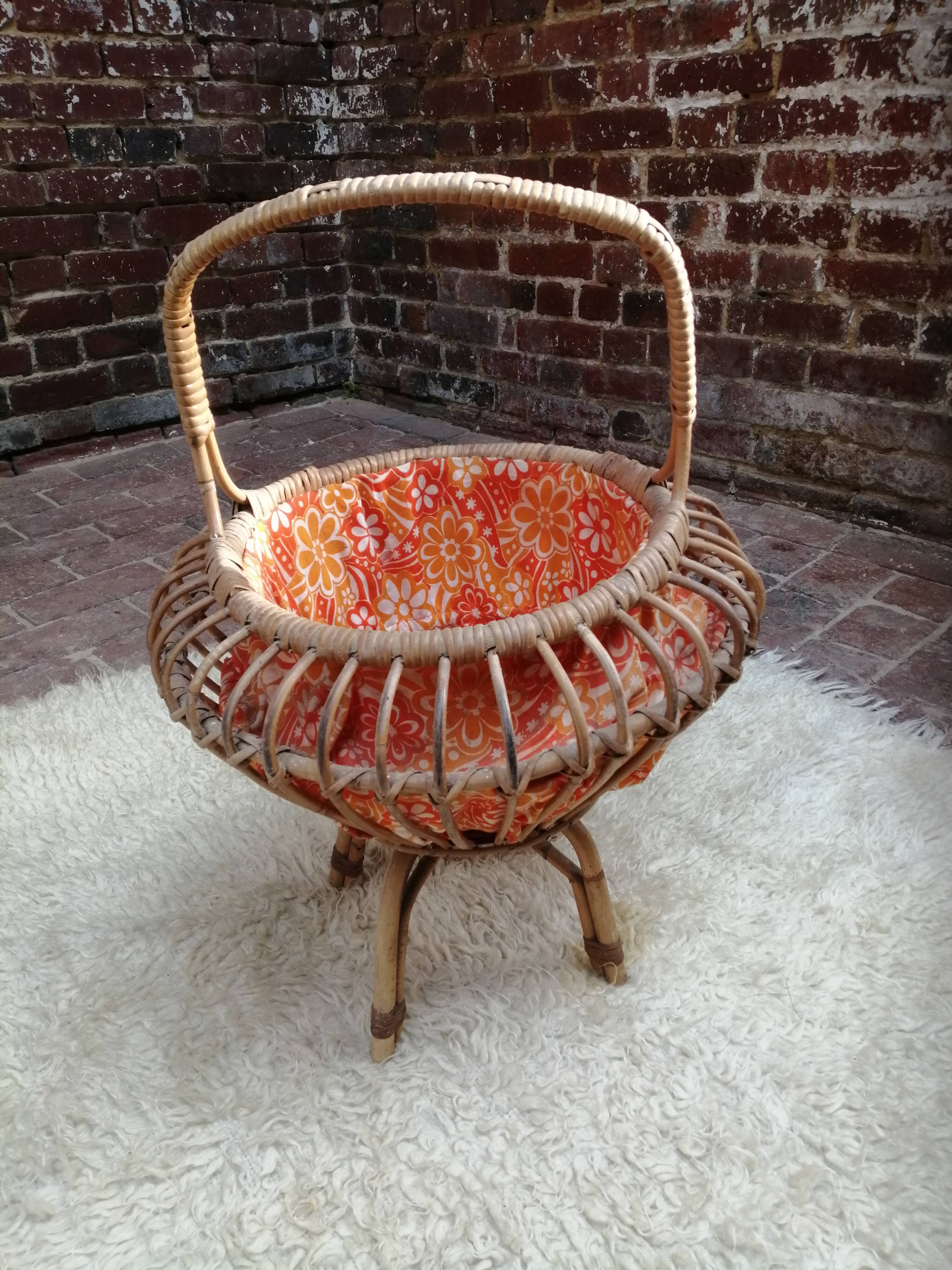 Set living room armchairs sofa, table and seamstress in vintage rattan