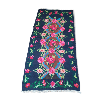 Floral runner rug with pink roses