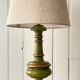 Lampe vintage en bois tourné chic dorée
