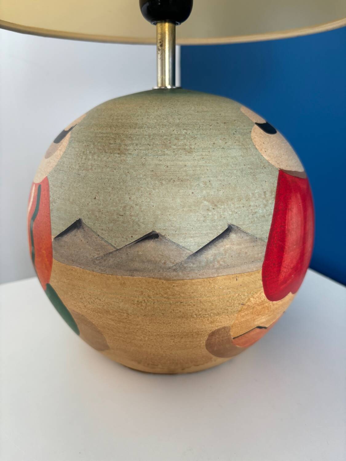 Ceramic table lamp representing women in hats on the sand.